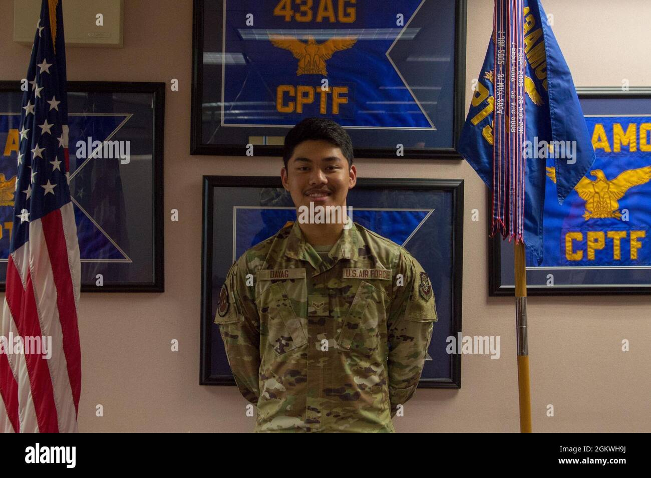 US Air Force Airman 1st Class Isaac Dayag unterstützt das Personal im 43. Comptroller Squadron auf dem Pope Army Airfield, North Carolina. Der 19-Jährige ließ sich von seiner Mutter inspirieren, als er der US-Luftwaffe beitrat. Stockfoto