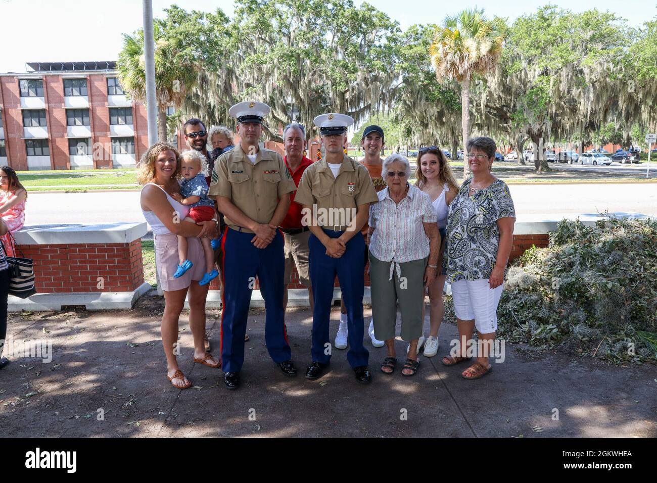 Sgt. Matthew Rearick und Pvt. Marc Rearick posiert für ein Foto mit seiner Familie auf dem Marine Corps Recruit Depot Parris Island S.C., 9. Juli 2021. Matthew, ein Rekrutierer bei der Recruiting Station Frederick, MD., rekrutierte seinen jüngeren Bruder Marc. Stockfoto