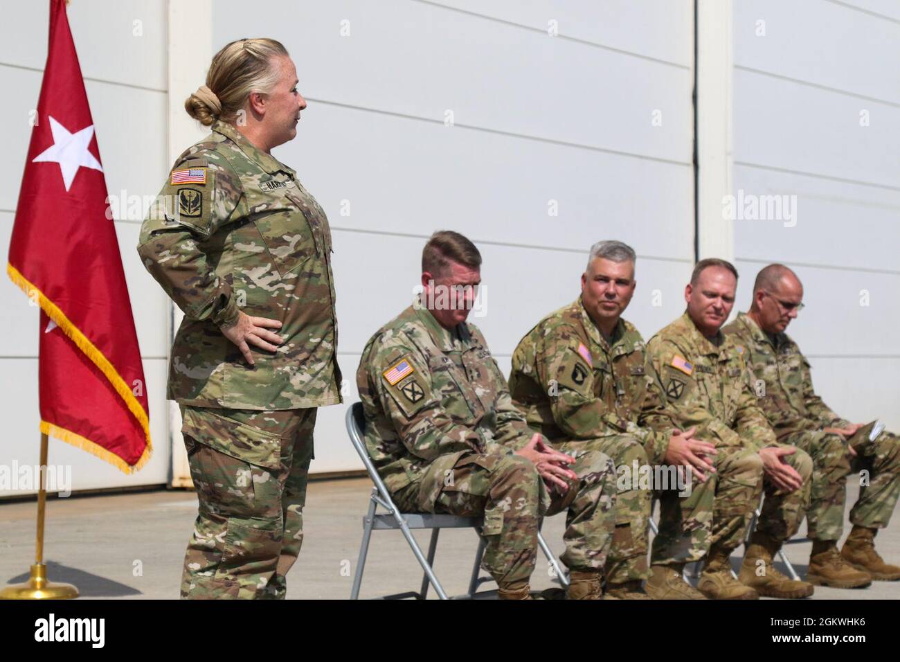 Oberst Michele Harper (links), Kommandeur der 449. Combat Aviation Brigade, hält eine Rede während einer Beförderungszeremonie in Morrisville, N.C., am 10. Juli 2021. NCNG Adjutant General, Maj. Gen. Todd Hunt, amtierte die Promotionszeremonie, bei der Chief Warrant Officer 4 Christopher Wilson und Chief Warrant Officer 4 Daniel Piland von der 449. Combat Aviation Brigade zum Chief Warrant Officer 5 befördert wurden. Stockfoto