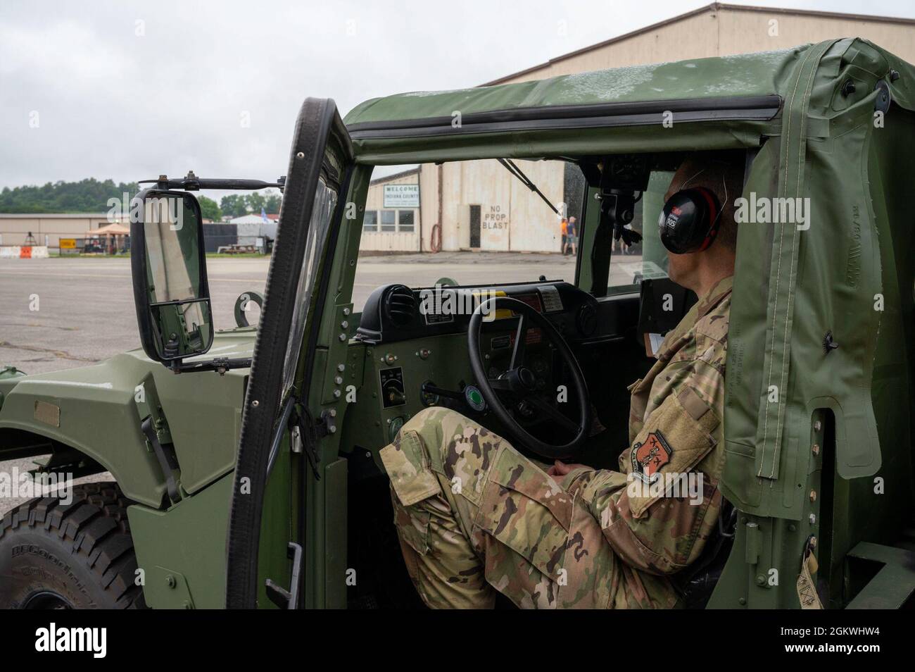 Senior Airman Derek Campbell, ein Power Production Airman mit dem 258. Air Traffic Control Squadron, stellt auf der Jimmy Stewart Airshow 2021 am 10. Juli 2021 in Indiana, Pennsylvania, einen mobilen Generator zur Verfügung, der den Mobile Air Traffic Control Tower unterstützt. Stockfoto