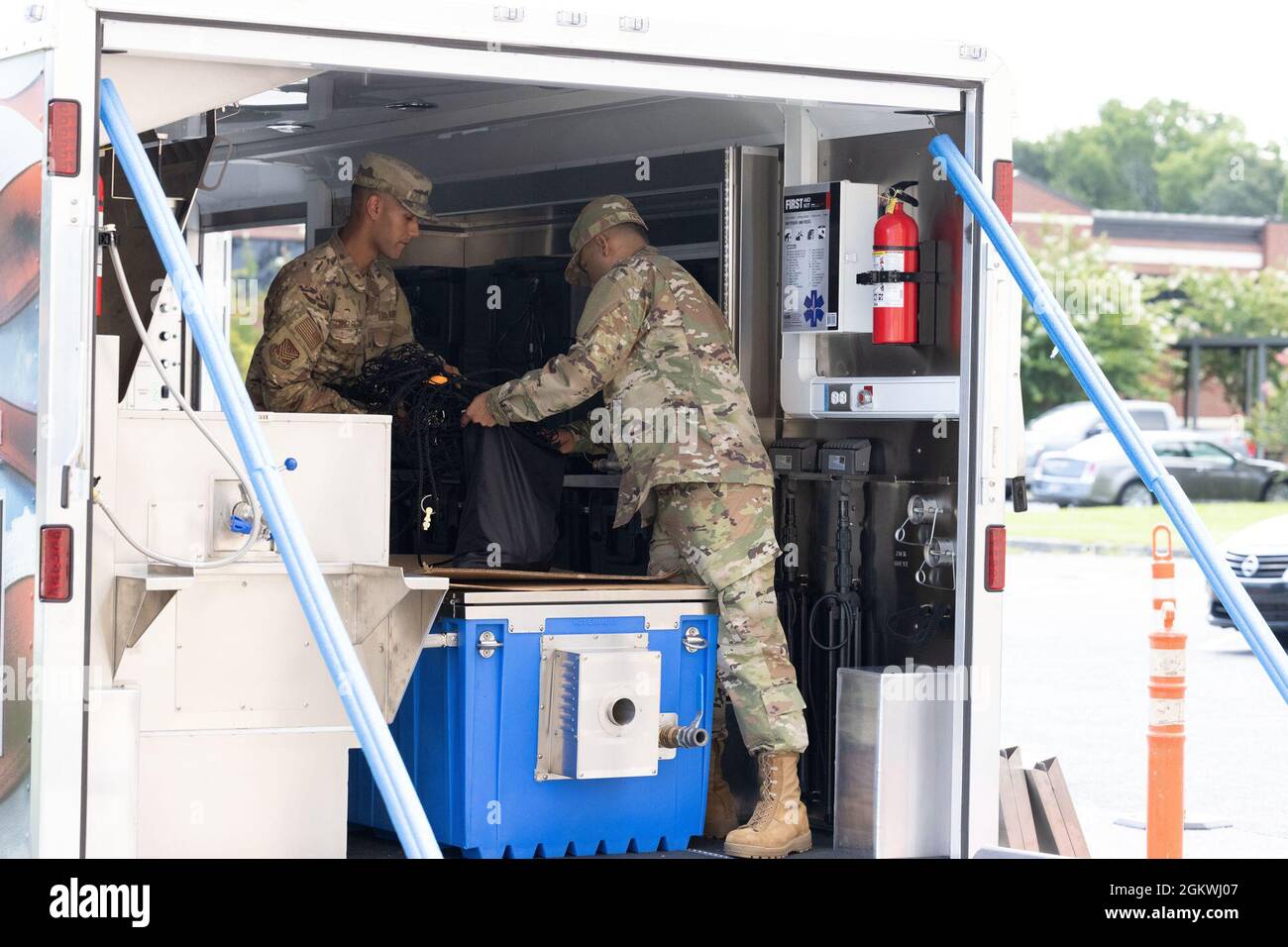 Personal Sgt. Ernesto Lopez-Falcon mit dem 116th Services Flight, dem 116th Air Control Wing, der Georgia Air National Guard, trainiert die Luftwaffe beim Aufbau des neuen Disaster Relief Mobilized Kitchen Trailer (DRMKT) auf der Robins Air Force Base, Georgia, 10. Juli 2021. Der DRMKT ist ein neuer, hochmoderner Food-Trailer, der es Dienstmitgliedern ermöglicht, gekochte Mahlzeiten im Rahmen der fortgesetzten Modernisierung der Air National Guard schneller einzusetzen, einzurichten und zu verteilen. Stockfoto