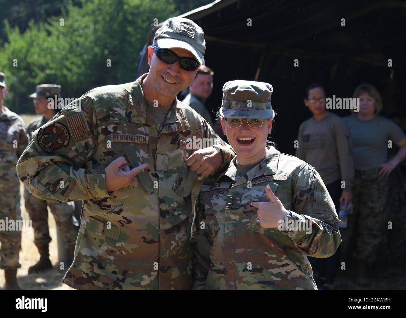 Maj. General Jeffrey Pennington, Kommandant der 4. Luftwaffe, und Airman Basic Averi Houck, eines der neuesten Mitglieder des 446. Force Support Squadron, posieren für ein Foto, nachdem er beim Squadron-Barbecue am 10. Juli 2021 vorübergehend die Reihen gewechselt hat. Pennington besuchte Airmen während der Einheit-Trainingseinheit des Flügels im Juli und würdigte ihre Leistungen im Air Force Reserve. Stockfoto