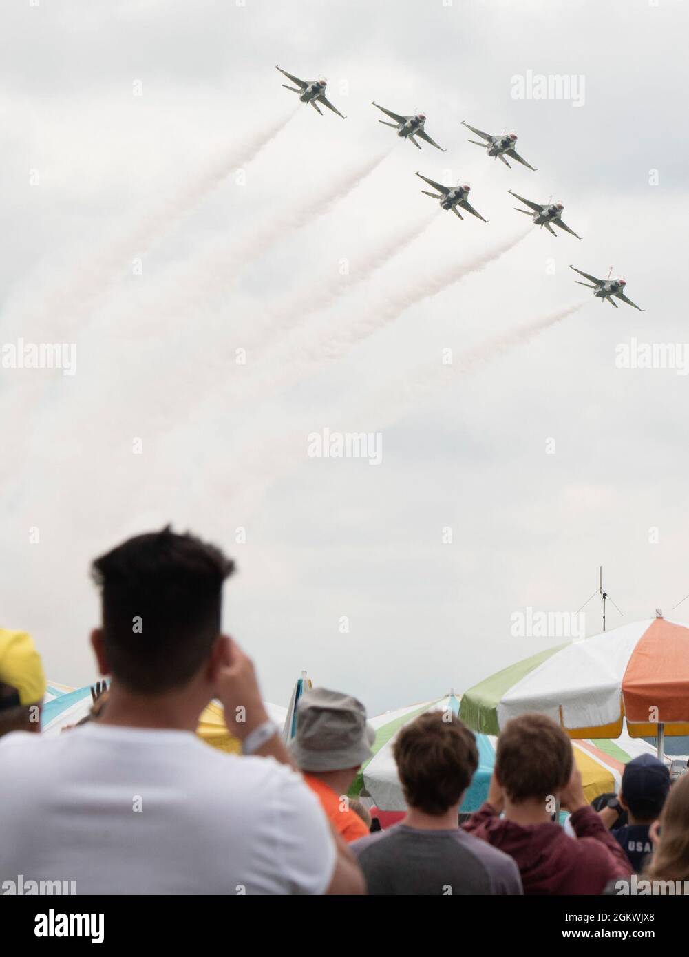 Das US Air Force Air Demonstration Team, die Thunderbirds, treten am 10. Juli 2021 auf der Dayton Air Show am internationalen Flughafen von Dayton auf. Der zeitweise Regen am Nachmittag hielt die Thunderbirds und andere Top-Attraktionen nicht davon ab, zu spielen. Stockfoto