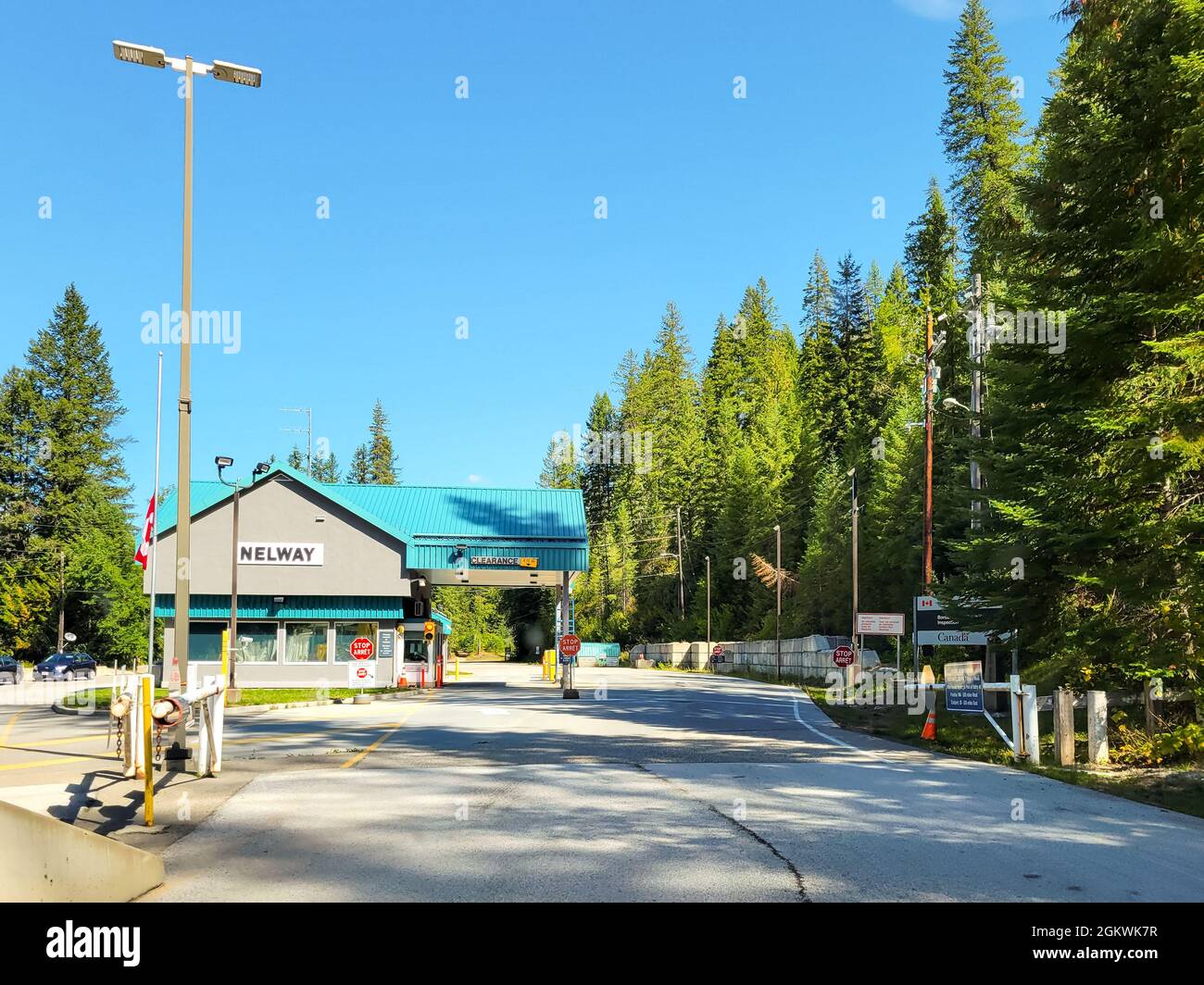 Die Grenzübergänge der Vereinigten Staaten und Kanadas sowie die Zollbestimmungen, die von den USA nach Kanada in Nelway, BC, Kanada, gehen, wurden kürzlich wieder eröffnet Stockfoto