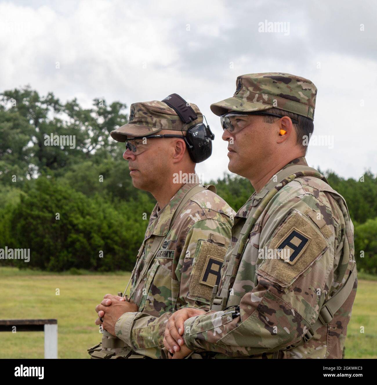 Befehl Sgt. Maj. Gilbert Garrett, Senior-Berater der 2-337. REGT, Training Support Bataillon, 120. Infanterie-Brigade und Command Sgt. Maj. Michael Russell, Senior-Berater des 1-393. Brigade-Unterstützungsbataillons, beide Teil der 120. Infanterie-Brigade, beobachtet als Soldaten des 403. Civil Affairs Bataillons, Und die 2.-337. Nehmen an einer verdeckten Carry-Schulung Teil, die von Spezialagenten der 43. Militärpolizeiabteilung (Criminal Investigative Division) am 10. Juli 2021 in Fort Hood, Texas, durchgeführt wird. Die Trainingsbemühungen wurden durchgeführt oder die 403., in Vorbereitung für Stockfoto