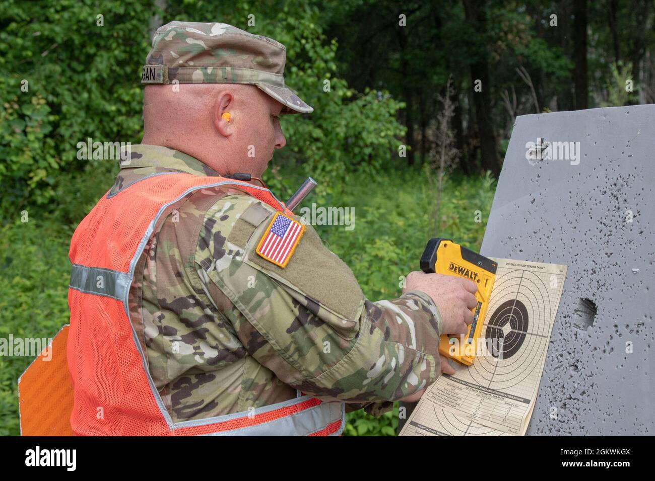 Soldaten der 1-147. FA, South Dakota National Guard, führen am 10. Juli 2021 im Camp Ripley Training Center, Minnesota, eine jährliche Ausbildung zur Waffennull und zur Qualifikation an M4-Gewehren und von der Besatzung gedienten Waffen durch. Die Hauptaufgabe der 1-147. FA besteht darin, feindige Gegner in der Nähe und in der Ferne zu treffen und Ziele in einer Entfernung von bis zu 300 Kilometern zu treffen. Stockfoto