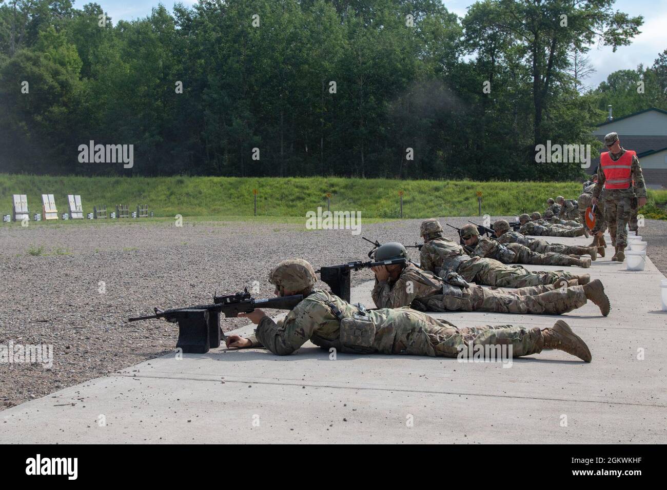 Soldaten der 1-147. FA, South Dakota National Guard, führen am 10. Juli 2021 im Camp Ripley Training Center, Minnesota, eine jährliche Ausbildung zur Waffennull und zur Qualifikation an M4-Gewehren und von der Besatzung gedienten Waffen durch. Die Hauptaufgabe der 1-147. FA besteht darin, feindige Gegner in der Nähe und in der Ferne zu treffen und Ziele in einer Entfernung von bis zu 300 Kilometern zu treffen. Stockfoto