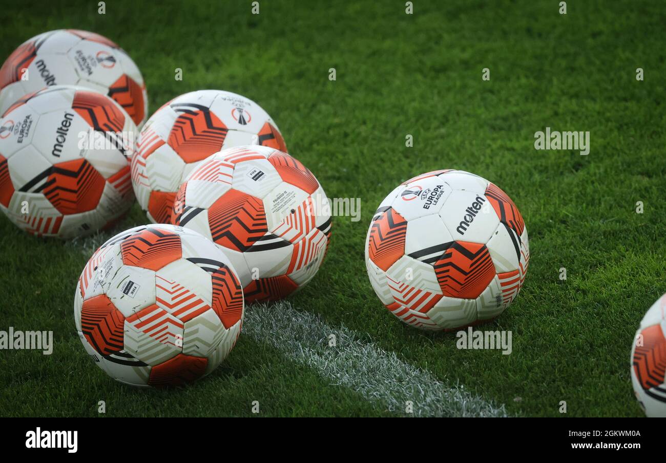 Die Abbildung zeigt den offiziellen Europaleague-Ball während einer Trainingseinheit des belgischen Fußballteams KRC Genk, Mittwoch, 15. September 2021, in V Stockfoto