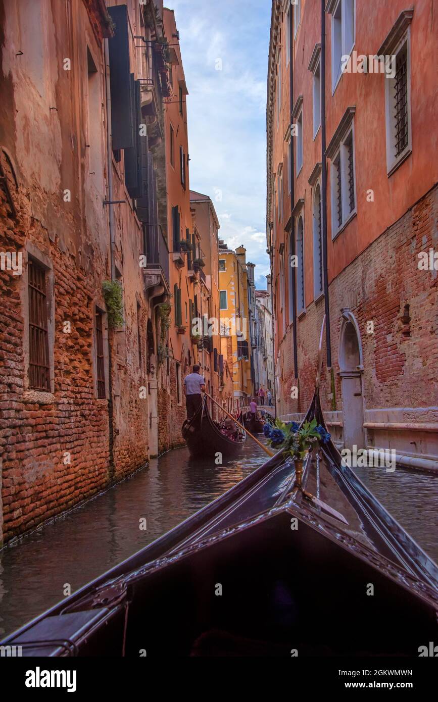 Venedig, Italien - 13. Juni 2016: Gondel wat langsam durch die engen Kanäle, die die Stadt Venedig in Italien verschlungen. Stockfoto