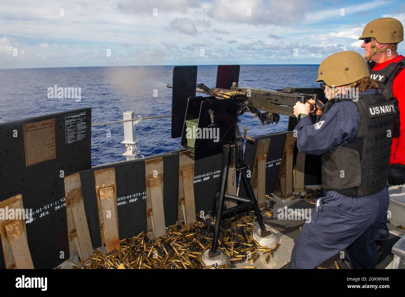 PHILIPPINISCHES MEER (12. Juli 2021) Matrosen, die dem Küstenkampfschiff USS Tulsa (LCS 16) in der Unabhängigkeitsvariante zugeteilt wurden, schossen am 12. Juli ein Maschinengewehr des Kalibers M2A2 .50 auf der Philippinischen See. Tulsa, Teil von Destroyer Squadron Seven, ist im Rotationseinsatz und arbeitet im 7. Flottenbereich der USA, um die Interoperabilität mit Partnern zu verbessern und als einsatzbereite Kraft zur Unterstützung einer freien und offenen Region im Indo-Pazifik-Raum zu dienen. Stockfoto