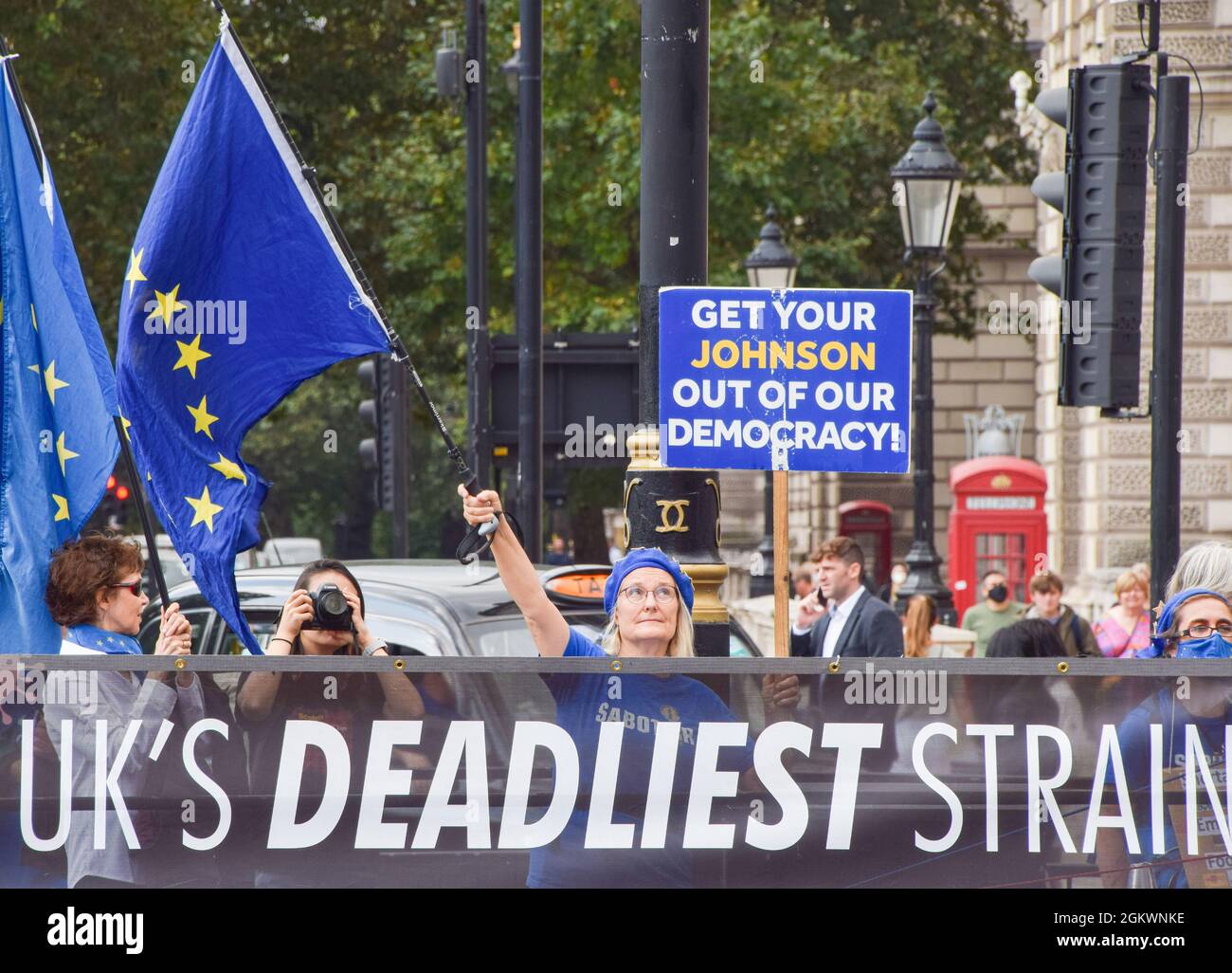 London, Großbritannien. September 2021. Ein Protestler mit einem Anti-Boris Johnson-Plakat und einer EU-Flagge steht hinter einem Transparent, das Boris Johnson während der Demonstration als die "tödlichste Belastung Großbritanniens" bezeichnet.Demonstranten versammelten sich vor dem Parlament, um gegen Boris Johnson, die Tory-Regierung und den Brexit zu protestieren. Kredit: SOPA Images Limited/Alamy Live Nachrichten Stockfoto