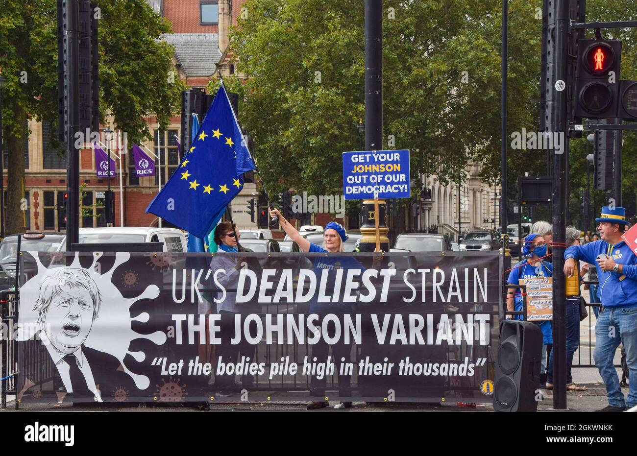 London, Großbritannien. September 2021. Ein Protestler mit einem Anti-Boris Johnson-Plakat und einer EU-Flagge steht hinter einem Transparent, das Boris Johnson während der Demonstration als die "tödlichste Belastung Großbritanniens" bezeichnet.Demonstranten versammelten sich vor dem Parlament, um gegen Boris Johnson, die Tory-Regierung und den Brexit zu protestieren. Kredit: SOPA Images Limited/Alamy Live Nachrichten Stockfoto