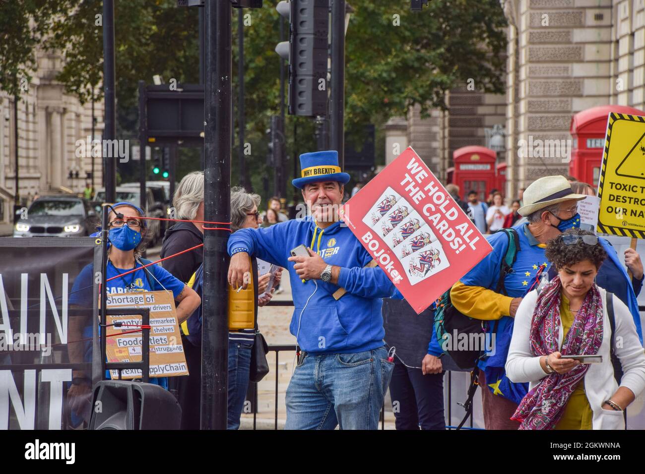 London, Großbritannien. September 2021. Ein Protestler Steve Bray, auch bekannt als "Mr Stop Brexit", hält während der Demonstration ein Plakat mit der Aufschrift "We Hold All the Cards".Demonstranten versammelten sich vor dem Parlament, um gegen Boris Johnson, die Tory-Regierung und den Brexit zu protestieren. Kredit: SOPA Images Limited/Alamy Live Nachrichten Stockfoto