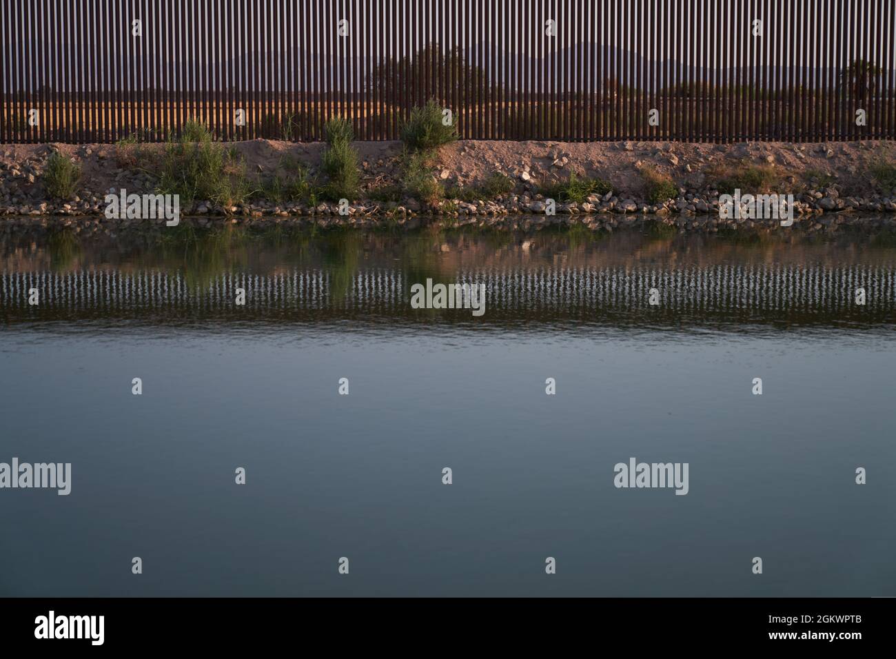 Calexico, Kalifornien, USA. September 2021. Die Grenzmauer zwischen den USA und Mexiko im Imperial Valley, Kalifornien. (Bild: © Allison Dinner/ZUMA Press Wire) Stockfoto