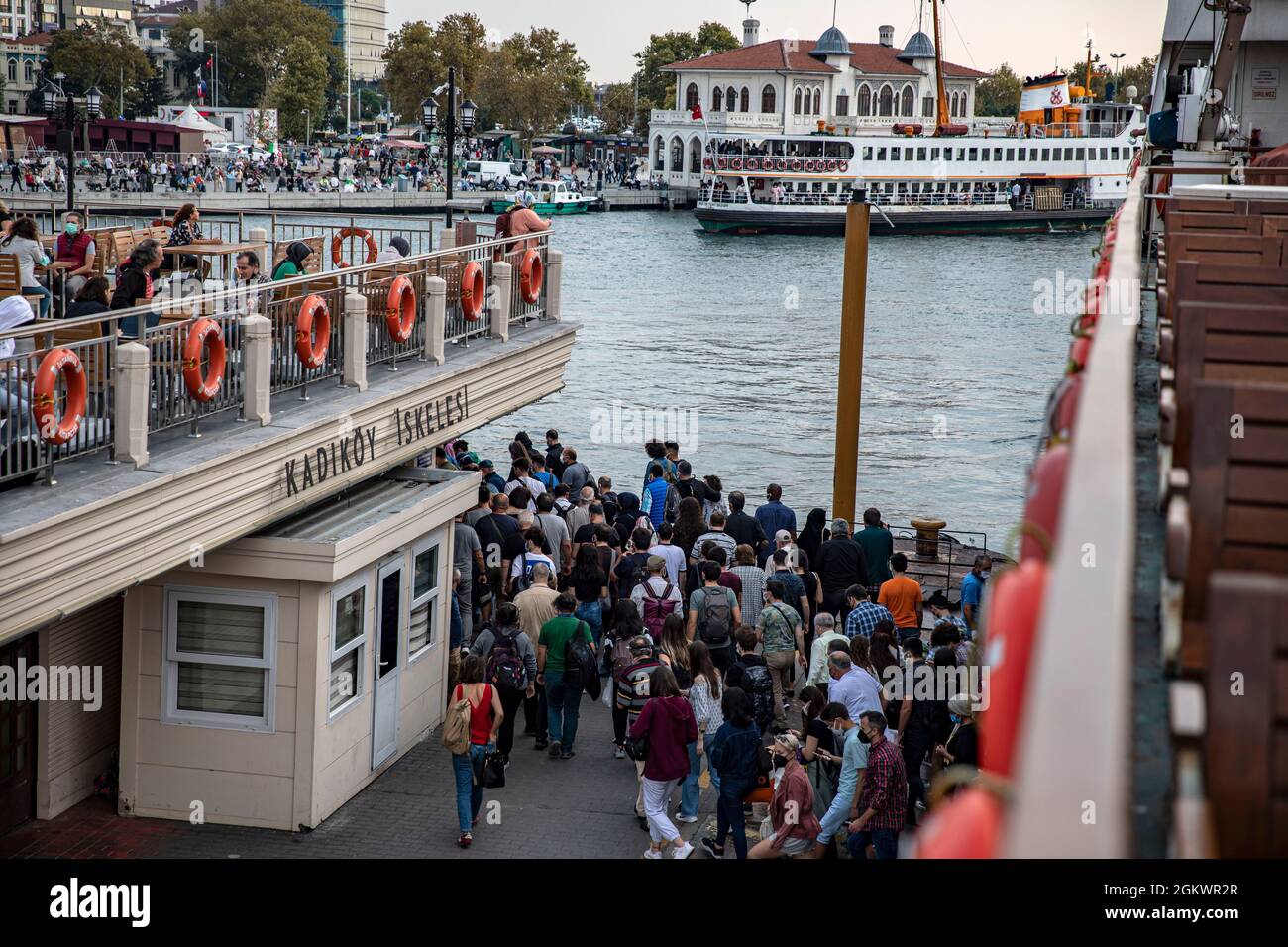 Istanbul, Türkei. September 2021. Am Kadikoy-Pier werden Passagiere von einer Fähre aussteigen sehen.nach Angaben des Gesundheitsministeriums ist in den letzten Tagen eine Zunahme der Todesfälle durch das Covid-19-Virus zu verzeichnen. (Foto von Onur Dogman/SOPA Images/Sipa USA) Quelle: SIPA USA/Alamy Live News Stockfoto