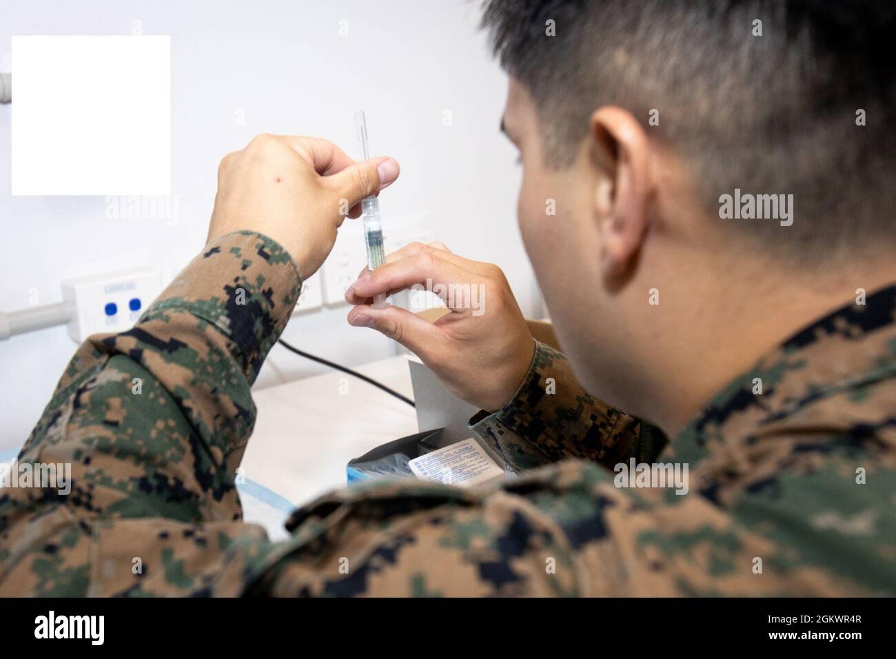 U.S. Navy Hospital Corpsman 3rd Class Nicholja Amon, ein Techniker für Präventivmedizin mit Marine Rotational Force - Darwin, bereitet COVID-19-Impfstoffe in Larrakeyah Barracks, Darwin, NT, Australien, Juli 12, 2021. COVID-19- und Influenza-Impfstoffe wurden in medizinische Einrichtungen in Larrakeyah und Robertson Barracks transportiert, um US-Dienstmitglieder im australischen Top End zu impfen. Die Marineinfanteristen und Matrosen von MRF-D 21.2 hielten sich erfolgreich an alle COVID-19-Minderungsverfahren, die von der australischen und der US-Regierung für die Reise ins Northern Territory erforderlich waren, und fallen nun unter die Protokolle der lo Stockfoto