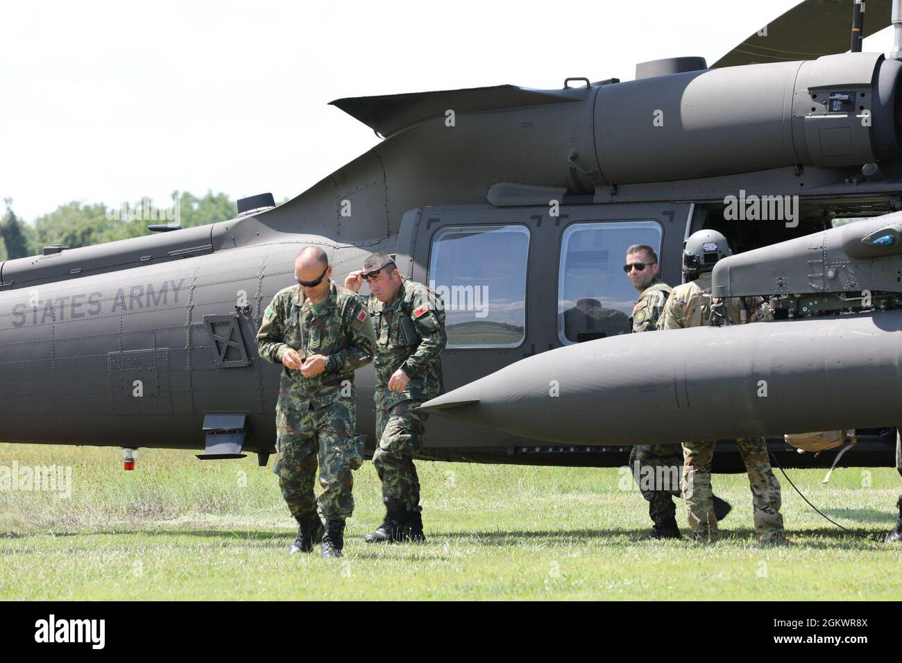 Blackhawk Helicopters des 150. Aviation Regiment, New Jersey National Guard, landen am Gettysburg Regional Airport, Adams County, Pennsylvania, 12. Juli 2021. Der Blackhawk trug das New Jersey National Guard-Albanian State Partnership Program Kontingent zum Gettysburg Regional Airport für eine Schlachtfeldtour durch Gettysburg. Das National Guard State Partnership Program ist ein von der National Guard verwaltetes US-Verteidigungsministerium, das US-Staaten mit Partnerländern auf der ganzen Welt verbindet, um die Ziele der Sicherheitszusammenarbeit des geografischen Combatans zu unterstützen Stockfoto