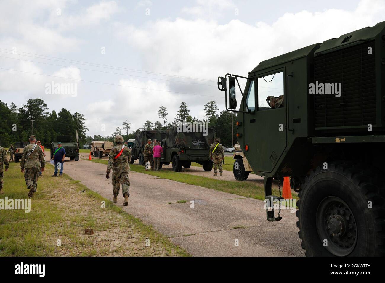 Die 224. Support Maintenance Company, 871. Truppenkommando, 87. TC führt letzte Fahrzeuginspektionen für die 39. Infanterie-Brigade Combat Team taktischen Fahrzeuge durch. Diese Fahrzeuge werden derzeit inspiziert, um den „Kasten“, das simulierte Schlachtfeld im Joint Readiness Training Center in Fort Polk, La, zu betreten. 13. Juli 2021. Stockfoto