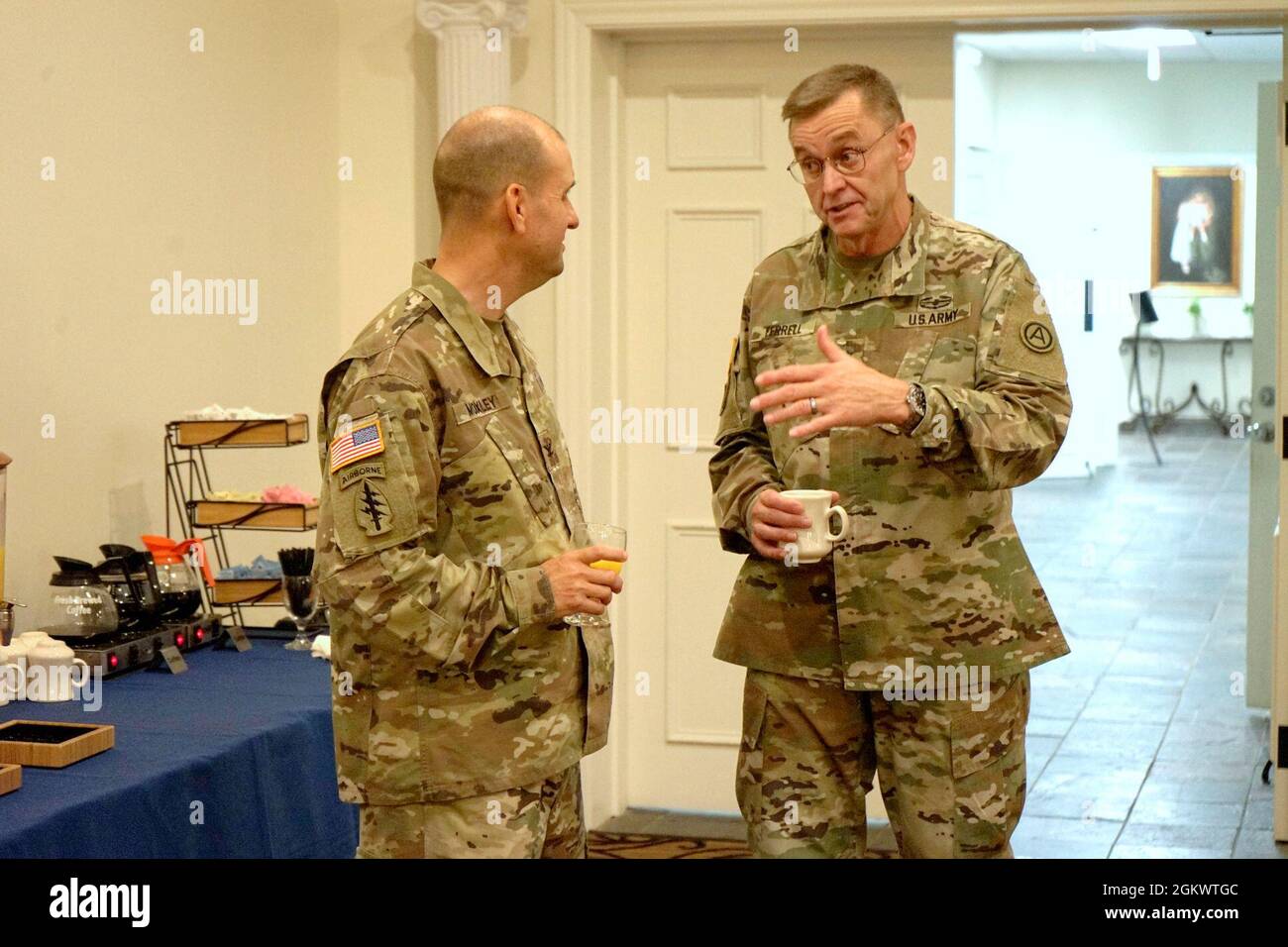 lt-general-terry-ferrell-kommandierender-general-u-s-army-central-spricht-mit-einem-gast-beim-empfang-des-kommandowechsels-f-r-maj-general-michel-m-russell-sr-kommandierender-general-1st-theatre-sustainment-command-die-in