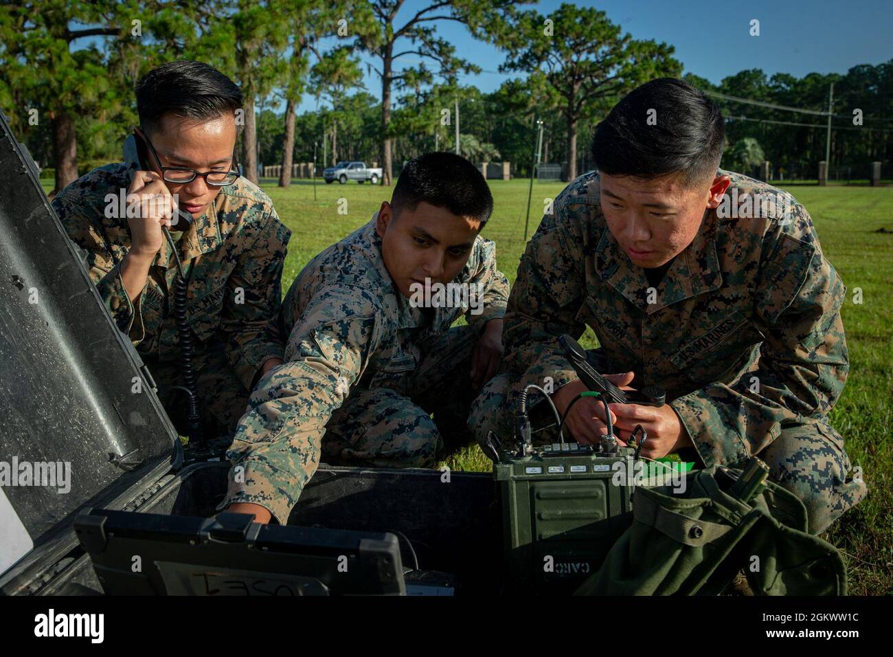 US-Marineinfanteristen mit 2d Marine Regiment, 2d Marine Division (MARDIV), testen ein AN/PRC-160(V) im Rahmen des 2d MARDIV High-Frequency (HF) Competition in der Nähe von Camp Blanding, Florida, 13. Juli 2021. Der Wettbewerb verbesserte die Leistungsfähigkeit der HF-Übertragung und die Fähigkeiten, um Marines auf zukünftige Expeditionskkonflikte vorzubereiten, bei denen das Gebiet entweder umkämpft oder abgebaut wird. Stockfoto