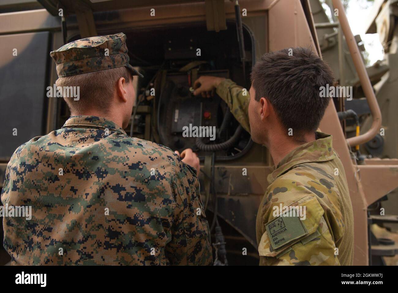 U.S. Marine Corps PFC. Kellan Royce (links), ein Kraftfahrzeugbetreiber mit 12th Marines, 3D Marine Division, und der Handwerker der australischen Verteidigungskräfte Jayden Eva, ein Bergemechaniker mit 7th Combat Service Support Bataillon, tauschen während des Talisman Sabre 2021 im Camp Growl, Shoalwater Bay Training Area, Queensland, Australien, 13. Juli 2021, taktisches Fahrzeugausrüstungswissen aus. Dies ist die neunte Auflage von Talisman Sabre, einer groß angelegten, bilateralen Militärübung zwischen Australien und den USA, an der mehr als 17,000 Teilnehmer aus sieben Nationen teilnehmen. Die einmonatige Multi-Domain-Übung c Stockfoto