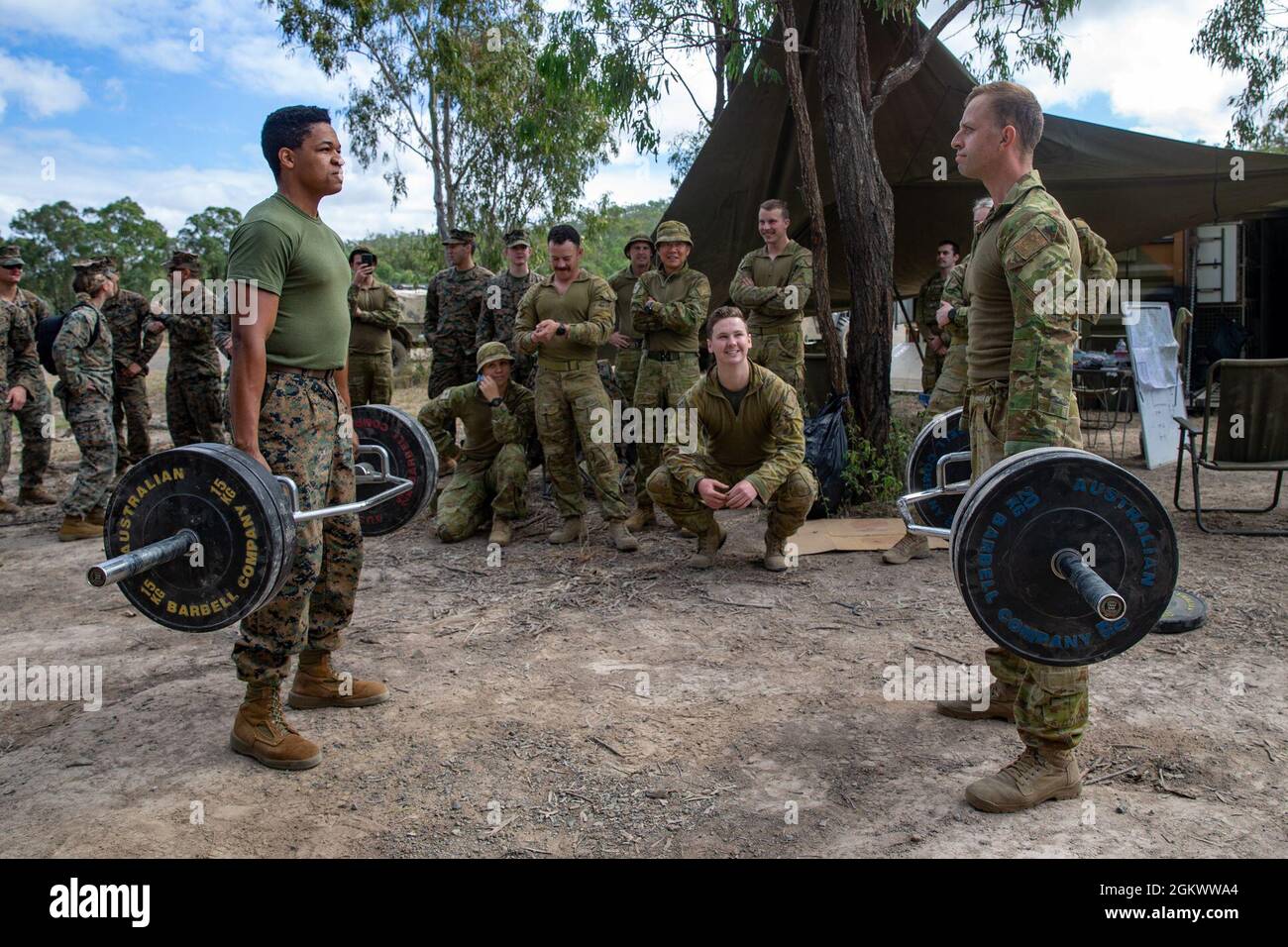 US Marine Corps Staff Sgt. Jaylen Miller (links), ein Leiter des Radareinstellungsdienstes bei 12th Marines, 3D Marine Division und Australian Defense Force Pvt. Anthony Berekally, ein Mineralölbetreiber mit 7th Combat Service Support Bataillon, tritt während des Talisman Sabre 2021 im Camp Growl, Shoalwater Bay Training Area, Queensland, Australien, am 13. Juli 2021 an einem Fitnesswettbewerb an. Dies ist die neunte Auflage von Talisman Sabre, einer groß angelegten, bilateralen Militärübung zwischen Australien und den USA, an der mehr als 17,000 Teilnehmer aus sieben Nationen teilnehmen. Die monatelange Multi-Domain-Übung konsis Stockfoto