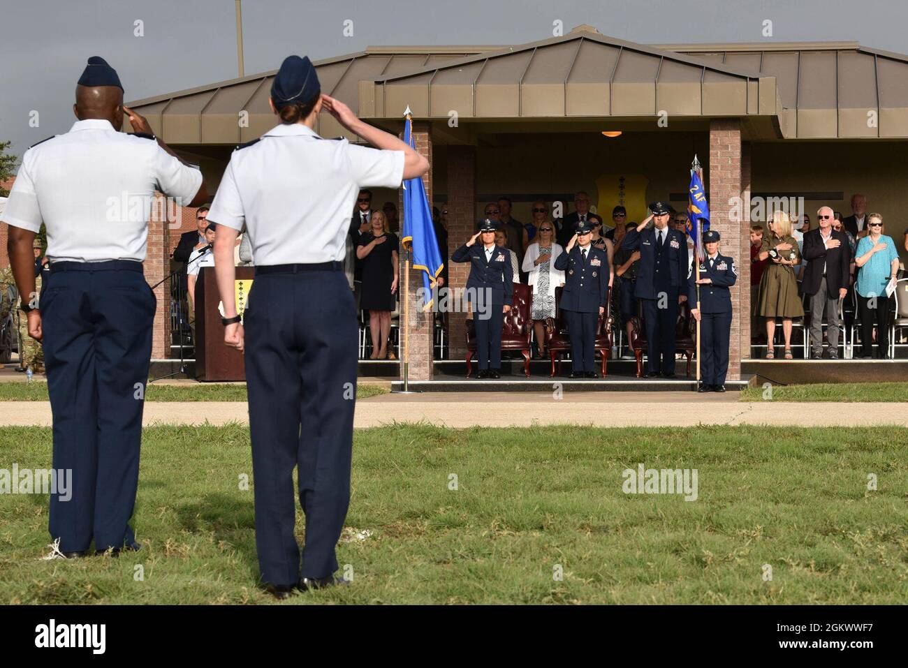 Der Oberst der US-Luftwaffe, James Finlayson, Vizekommandant des 17. Trainingsflügels, begrüßt die offizielle Partei während der 17. TRW-Befehlswechselzeremonie auf der Goodfellow Air Force Base, Texas, am 13. Juli 2021. Die Befehlswechselzeremonie ist eine militärische Tradition, die die formelle Übertragung der Autorität durch die Übergabe des Führers vom ausscheidenden Kommandanten an den ankommenden Kommandanten veranschaulicht. Stockfoto