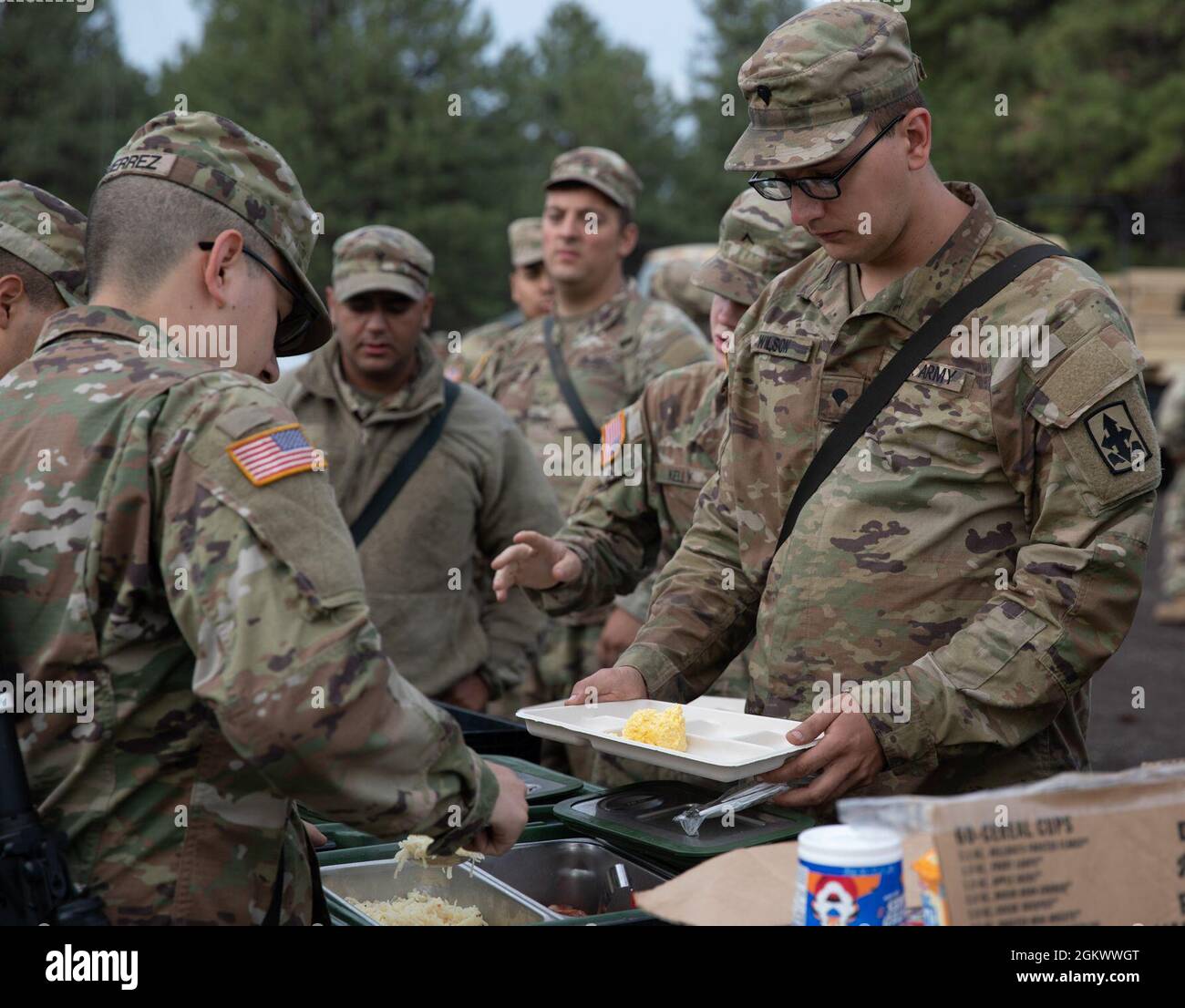 Soldaten von G-Co., 29. Brigade Support Bataillon, Arizona National Guard, stellen sich auf, um das Frühstück zu essen, das von ihren eigenen preisgekrönten 92Gs, Food Service Specialists, auf Camp Navajo, Bellemont, Arizona, zubereitet wird. Juli 14. Die Food Service Specialists von G-Co. Haben kürzlich den zweiten Platz im Phillip A. Connelly Award-Wettbewerb des Verteidigungsministeriums belegt und beweisen, dass sie jederzeit und überall mit ihren Active-Duty-Kollegen stehen können. Stockfoto