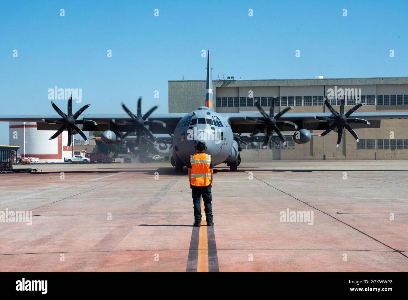 Air National Guard C-130, MAFFS 9 aus Reno, Nevada, startet am 13. Juli 2021 von der CAL FIRE Air Tanker Base, McClellan Park, Kalifornien. Die mit der Air Force C-130 MAFFS ausgestatteten Flugzeuge, wie vom National Interagency Fire Center angefordert und vom Verteidigungsminister genehmigt, bieten einzigartige Löschkapazitäten. Stockfoto