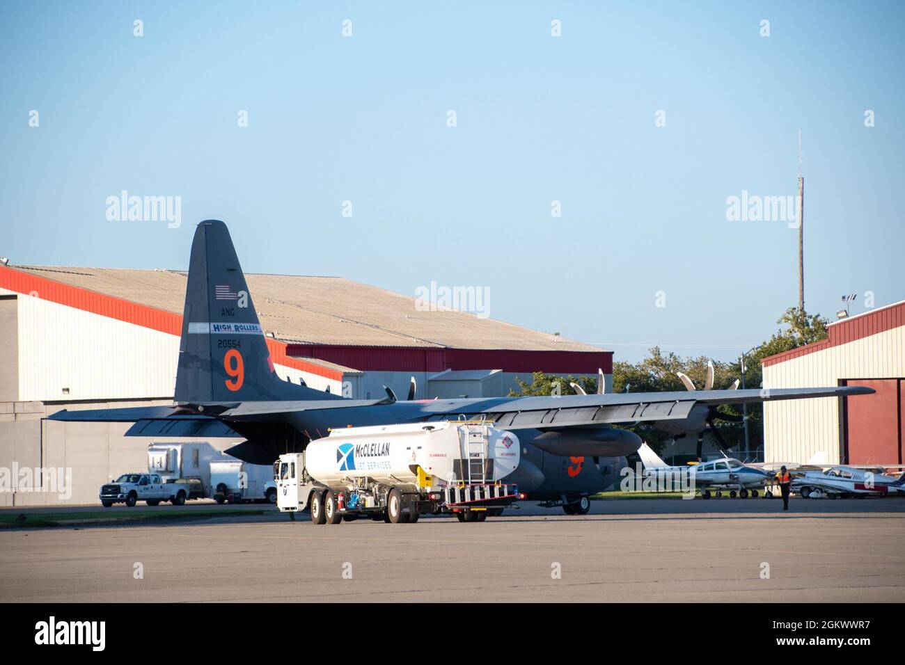 McClellan Jet Services tanken eine Air National Guard C-130 auf, die als „MAFFS 9 out of Reno, Nev.“ bezeichnet wird. Am 13. Juli 2021 von der CAL FIRE Air Tanker Base, McClellan Park, Kalifornien, bieten die vom National Interagency Fire Center angeforderten und vom Verteidigungsminister genehmigten Flugzeuge der Air Force C-130 MAFFS einzigartige Löschkapazitäten. Stockfoto