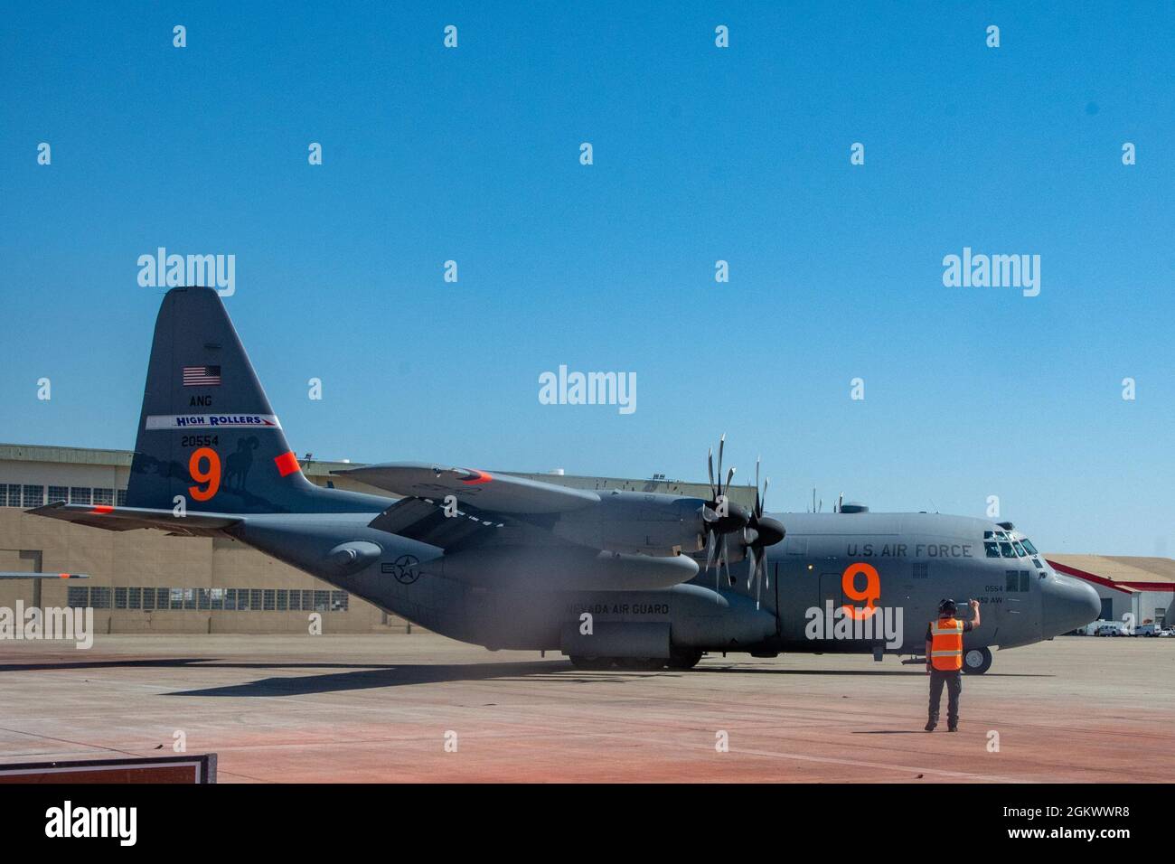 Air National Guard C-130, MAFFS 9 aus Reno, Nevada, startet am 13. Juli 2021 von CAL FIRE Air Tanker Base, McClellan Park, Kalif. Der USDA Forest Service aktivierte die mit MAFFS ausgestatteten Flugzeuge der Air Force C-130 durch eine Anfrage des Verteidigungsministeriums um Unterstützung, und die Flugzeuge sind seit dem 26. Juni von McClellan aus in Betrieb. Die MAFFS-Teams der Air Force werden von der 153. Air Expeditionary Group der First Air Force (Air Forces Northern) verwaltet. Stockfoto