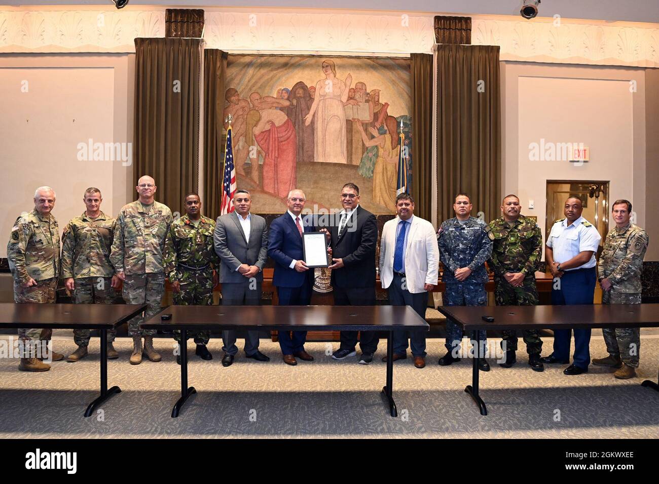 Der Gouverneur von Louisiana, John Bel Edwards, überreicht Florencio Marin, dem Verteidigungsminister von Belize, eine gerahmte Kopie seiner Anerkennung zum Gedenken an den 25. Jahrestag zwischen der Nationalgarde von Louisiana und der Belize Defence Force im Rahmen des State Partnership Program des Verteidigungsministeriums, 13. Juli 2021, Am Louisiana State Capitol in Baton Rouge, La, wurde die Partnerschaft mit Belize am 23. April 1996 mit über 270 Austauschprogrammen seit ihrer Gründung gegründet. Stockfoto