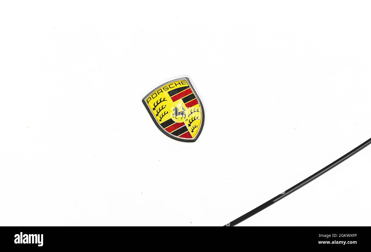 Charkov, Ukraine - 13. September 2021: Porsche Markenlogo auf weißem Autohintergrund, Emblem, Symbol aus der Nähe Stockfoto