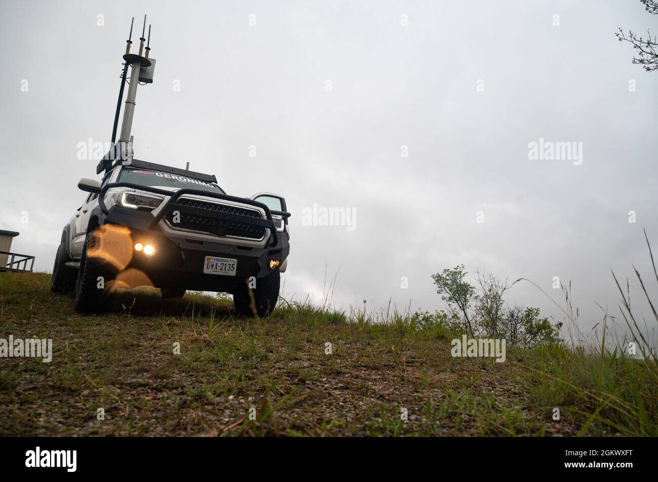 Eine Zelle auf einem Light Truck sendet ein 5G-Signal in Richtung eines Anduril Industries-Turms während des Global Information Dominance Experiment 3 und der Architecture Demonstration and Evaluation 5 Veranstaltung in Camp Greyling, Michigan, 13. Juli 2021. Das North American Aerospace Defense Command und das U.S. Northern Command, NORAD und USNORTHCOM führten in Zusammenarbeit mit allen 11 Combatant-Befehlen den dritten in einer Reihe von Experimenten zur Dominanz globaler Informationen an, mit denen schnell die Fähigkeiten entwickelt werden sollen, die erforderlich sind, um Abschreckungsoptionen im Wettbewerb und in Krisen durch einen datenzentrierten, softwarebasierten Ansatz zu erhöhen. GIDE-Veranstaltungen Stockfoto