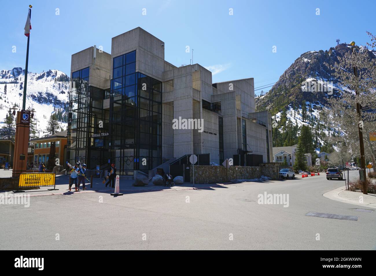 SQUAW VALLEY, CA -12 APR 2021- Blick auf das Squaw Valley, ein Skigebiet in Kalifornien, auf dem die Olympischen Winterspiele 1960 stattgefunden haben. Es wurde in Palisades Tahoe i umbenannt Stockfoto