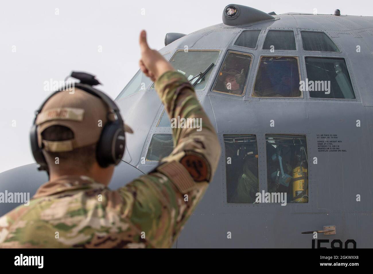 Taylor Drolshagen, Capt. Der US Air Force, 41. Expeditionary Electronic Combat Squadron Pilot, meldet Airman 1st Class Logan Romo, 41. EECS Airborne Maintenance Technician, als sie den Motor eines EC-130H Compass Call Flugzeugs anstartet, um an einer großen Kraftbeschäftigungsübung auf der Al Dhafra Air Base teilzunehmen, Vereinigte Arabische Emirate, 13. Juli 2021. LFE-Übungen bieten sowohl ADAB als auch anderen CENTCOM- und Koalitionskräften eine einzigartige Gelegenheit, mit internationalen Partnern in fortgeschrittenen Taktiken mit einem breiten Spektrum an Missionssätzen zu trainieren. Stockfoto