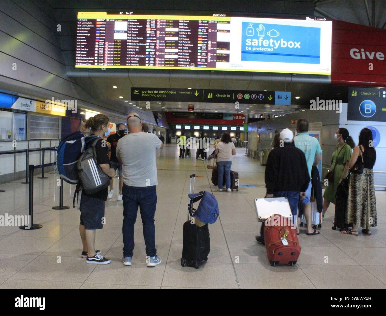 Lissabon, Portugal. September 2021. (INT) Movimet auf dem Internationalen Flughafen Lissabon. 15. September 2021, Lissabon, Portugal: Passagierbewegungen am internationalen Flughafen Lissabon Humberto Delgado und an einer U-Bahn-Station, die zum Flughafen fährt, am Mittwoch, den 15. September 2021, inmitten der Lockerung der Coronavirus-Pandemie. (Bild: © Edson De Souza/TheNEWS2 über ZUMA Press Wire) Stockfoto