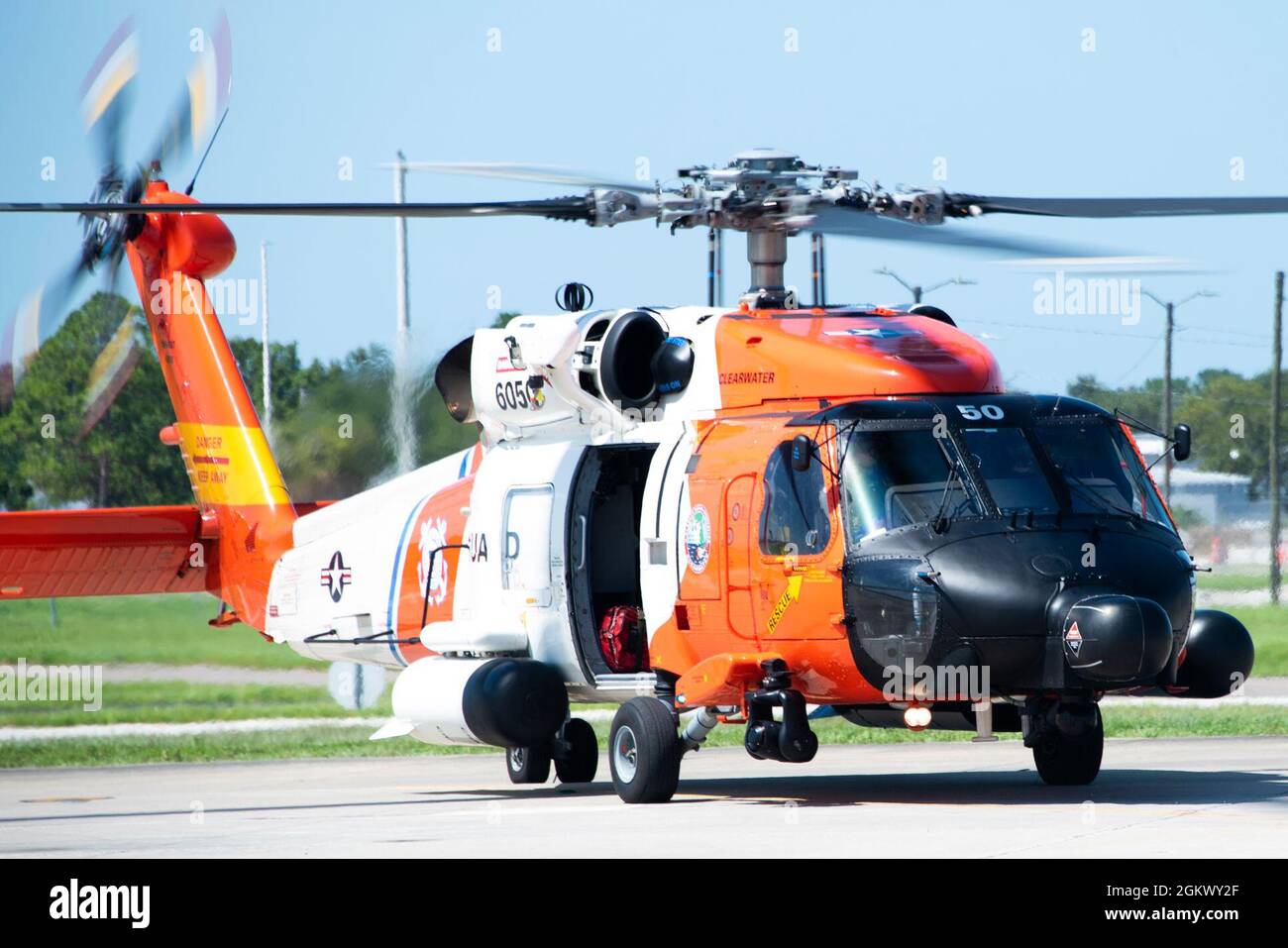 Eine Hubschrauber-Crew der Küstenwache H-60 Jayhawk kommt am 13. Juli 2021 in der Coast Guard Air Station Clearwater, Florida, an. Die Besatzung führte einen Trainingsflug um die Clearwater-St. Petersburg. (. Stockfoto
