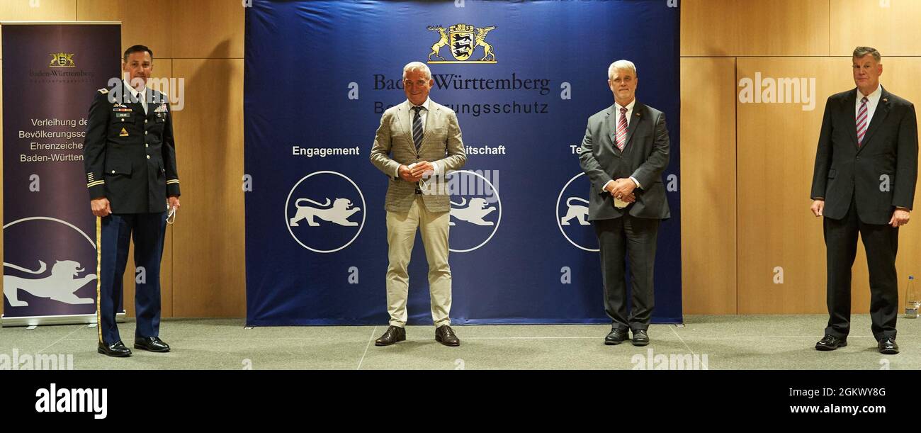 Oberst Matt Ziglar, Oberst der Stuttgarter Garnisonskommandeur, Thomas Strobl, Innenminister Baden-Württembergs, Sean Schulze, US-Streitkräfte LNO bis B-W, und Michael Anderson, Direktor, Government Relations, US Army Europe-Africa. Stockfoto