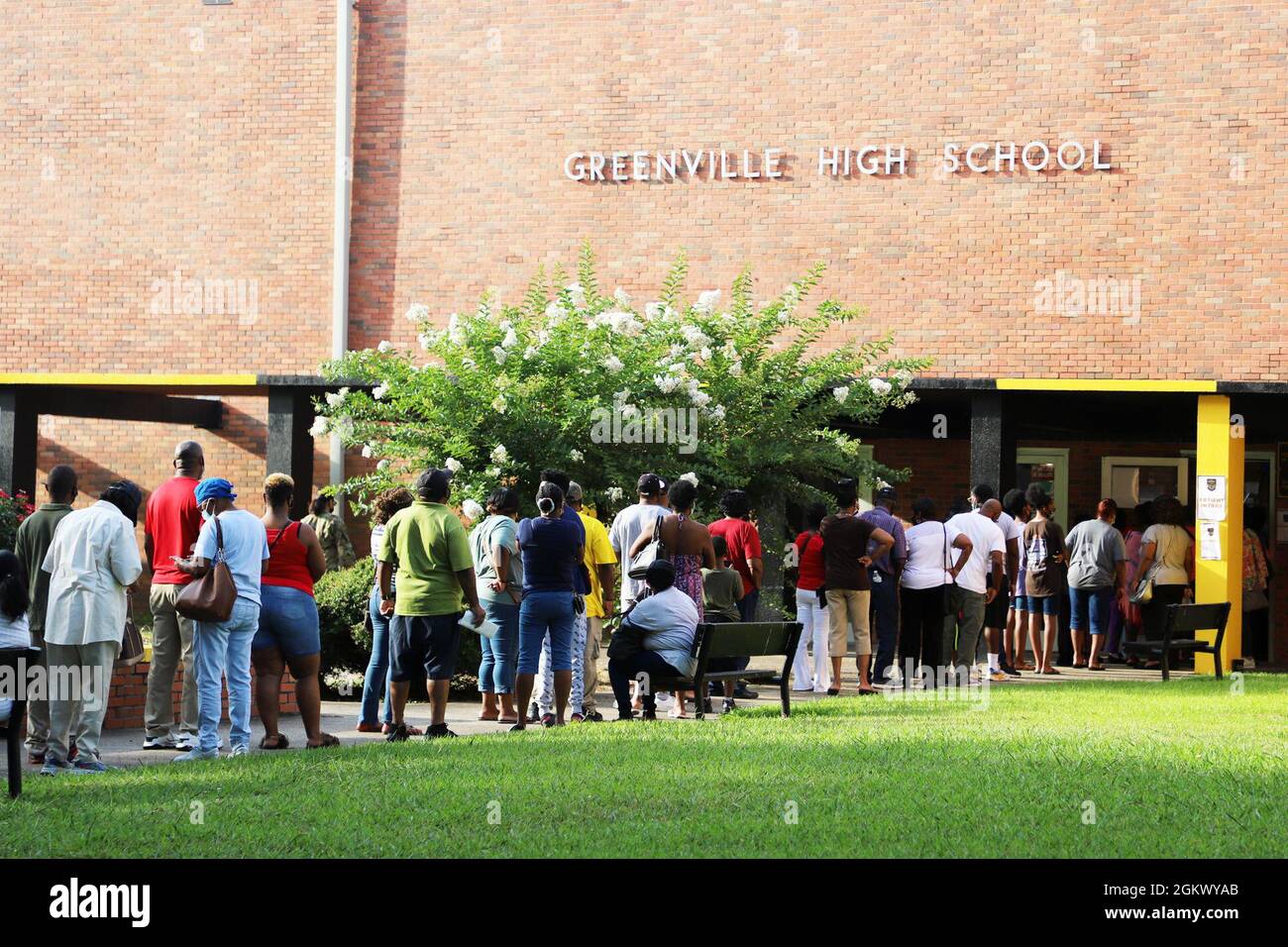 Gemeindemitglieder stehen außerhalb der Greenville High School für die kostenlos angebotenen medizinischen, zahnärztlichen und optometrischen Dienstleistungen im Delta Wellness 2021 an. Stockfoto