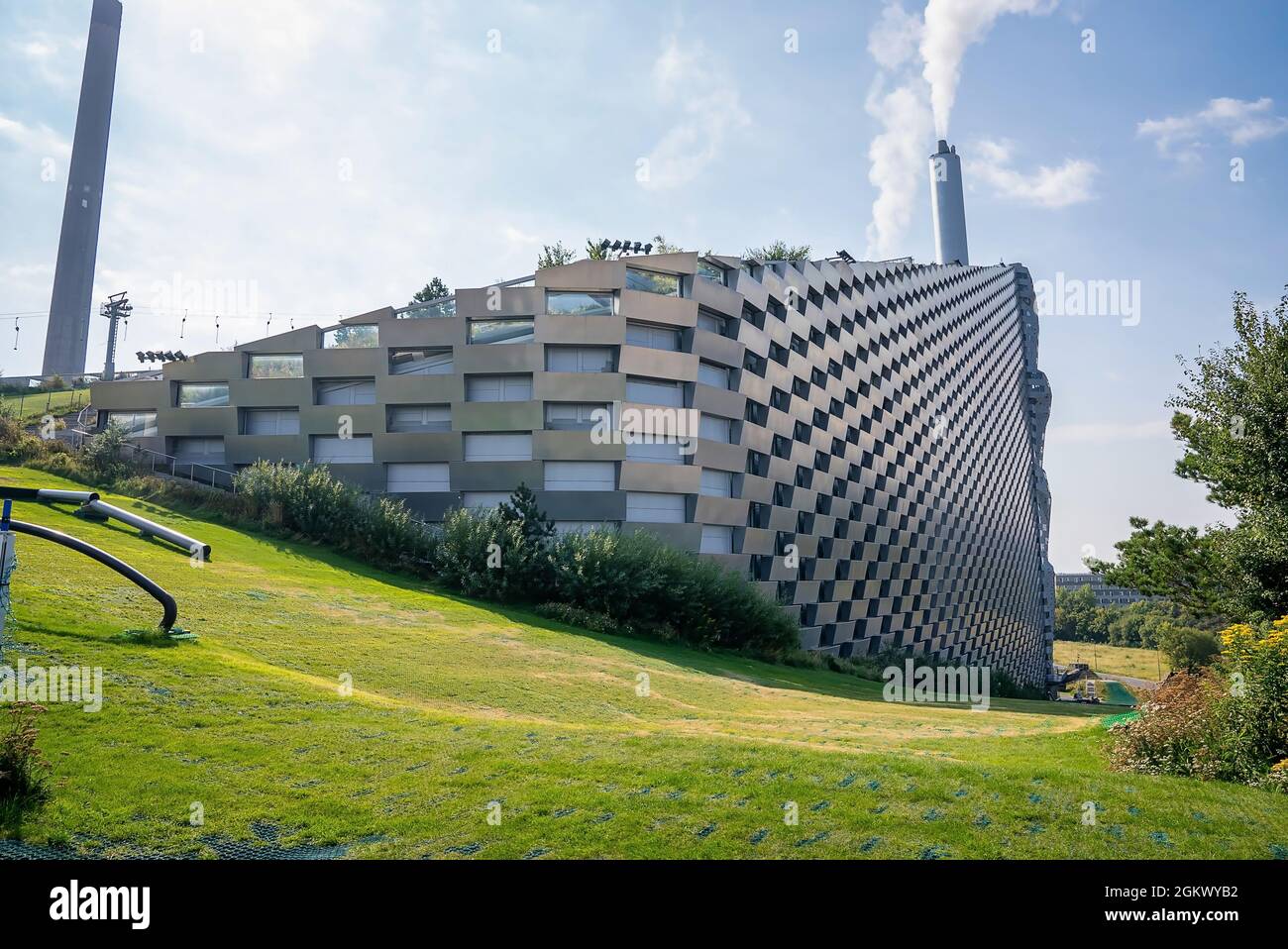 Waste-to-Energy Kraftwerk in Kopenhagen mit dem Skigebiet auf dem Dach Stockfoto