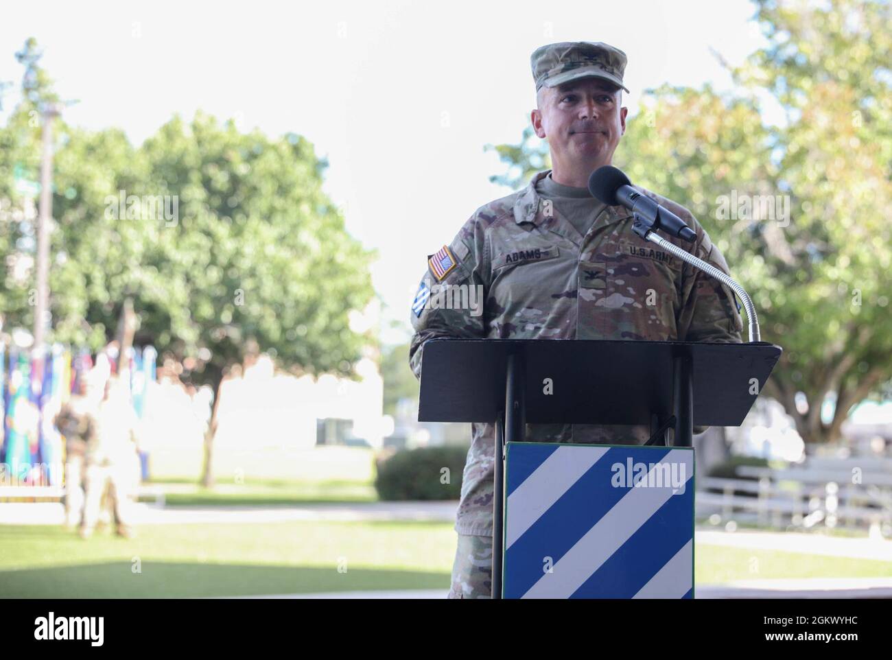 Oberst Michael Adams, Stabschef der 3. Infanterie-Division, nimmt während seiner Abschiedszeremonie in Fort Stewart, Georgia, am 14. Juli 2021 seine letzten Bemerkungen vor der 3. ID vor. Während seiner gesamten Zeit in der Armee hat Adams 11 Jahre als Dogfaced Soldier verbracht. Stockfoto