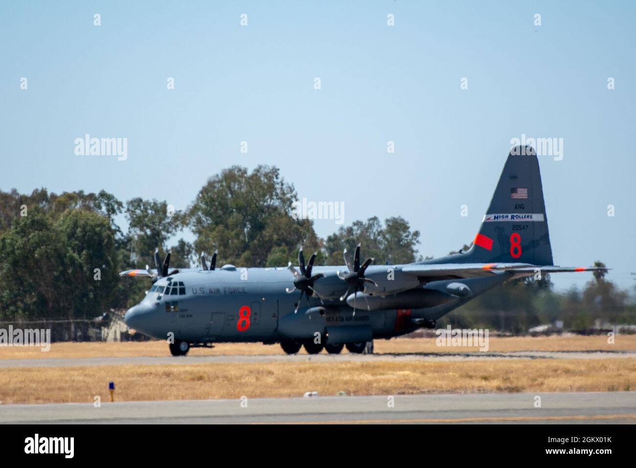 Air National Guard C-130, MAFFS 8 aus Reno, Nevada, startet am 14. Juli 2021 von CAL FIRE Air Tanker Base, McClellan Park, Kalif. Der USDA Forest Service aktivierte die mit MAFFS ausgestatteten Flugzeuge der Air Force C-130 durch eine Anfrage des Verteidigungsministeriums um Unterstützung, und die Flugzeuge sind seit dem 26. Juni von McClellan aus in Betrieb. Die MAFFS-Teams der Air Force werden von der 153. Air Expeditionary Group der First Air Force (Air Forces Northern) verwaltet. Stockfoto