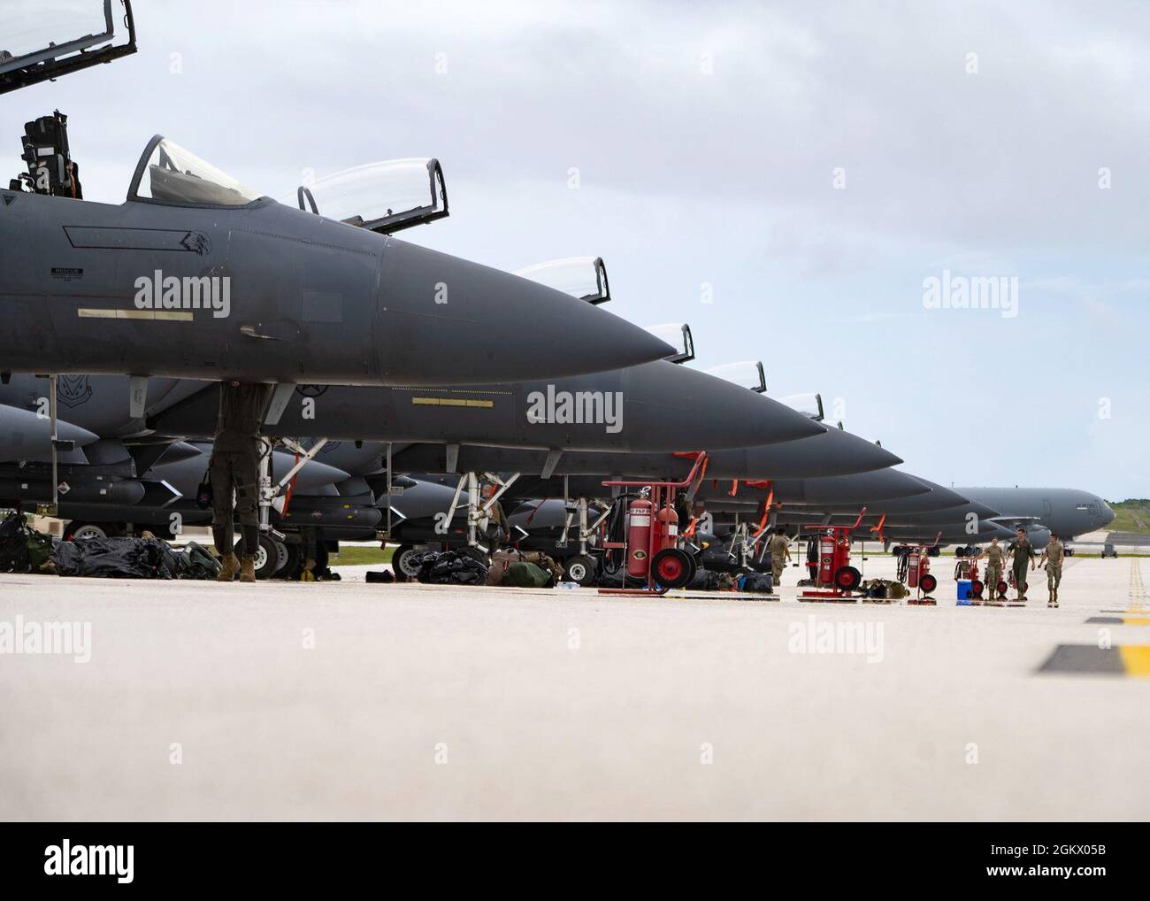 US Air Force F-15E Strike Eagles, die dem 389. Jagdgeschwader von der Mountain Home Air Force Base, Idaho, zugewiesen wurden, kommen zur Unterstützung von Pacific Iron 2021 auf der Andersen Air Force Base, Guam, 14. Juli 2021 an. Rund 800 Luftwaffe und 35 Flugzeuge nehmen an der Dynamic Force Employment Operation der Pacific Air Forces in Guam und Tinian Teil, um die Streitkräfte in den Verantwortungsbereich des US-Indo-Pacific Command zur Unterstützung der nationalen Verteidigungsstrategie von 2018 zu projizieren und das Militär zu einem tödlicheren, Anpassungsfähige und belastbare Kraft. Stockfoto