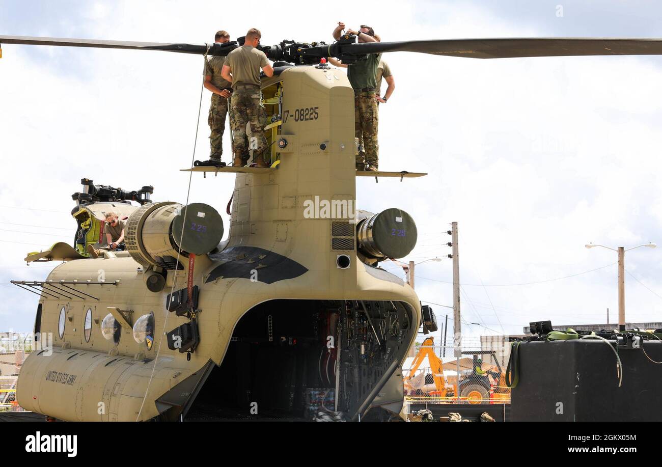 US Army CH-47 Chinook Helicopter-Reparaturkräfte vom 1. Bataillon, 52. Luftfahrtregiment aus Fort Wainwright, Alaska, bereiten sich auf den Flug am Marinestützpunkt, Guam, zur Unterstützung von Forager 2021, 15. Juli 2021 vor. Forager 21 ist eine Übung, die darauf ausgelegt ist, die Fähigkeit der Armee zu testen und zu verfeinern, Landstreitkräfte in den Pazifik zu entsenden, Kommando und Kontrolle auszuführen und effektiv Multi-Domain-Operationen in ganz Ozeanien durchzuführen. Stockfoto