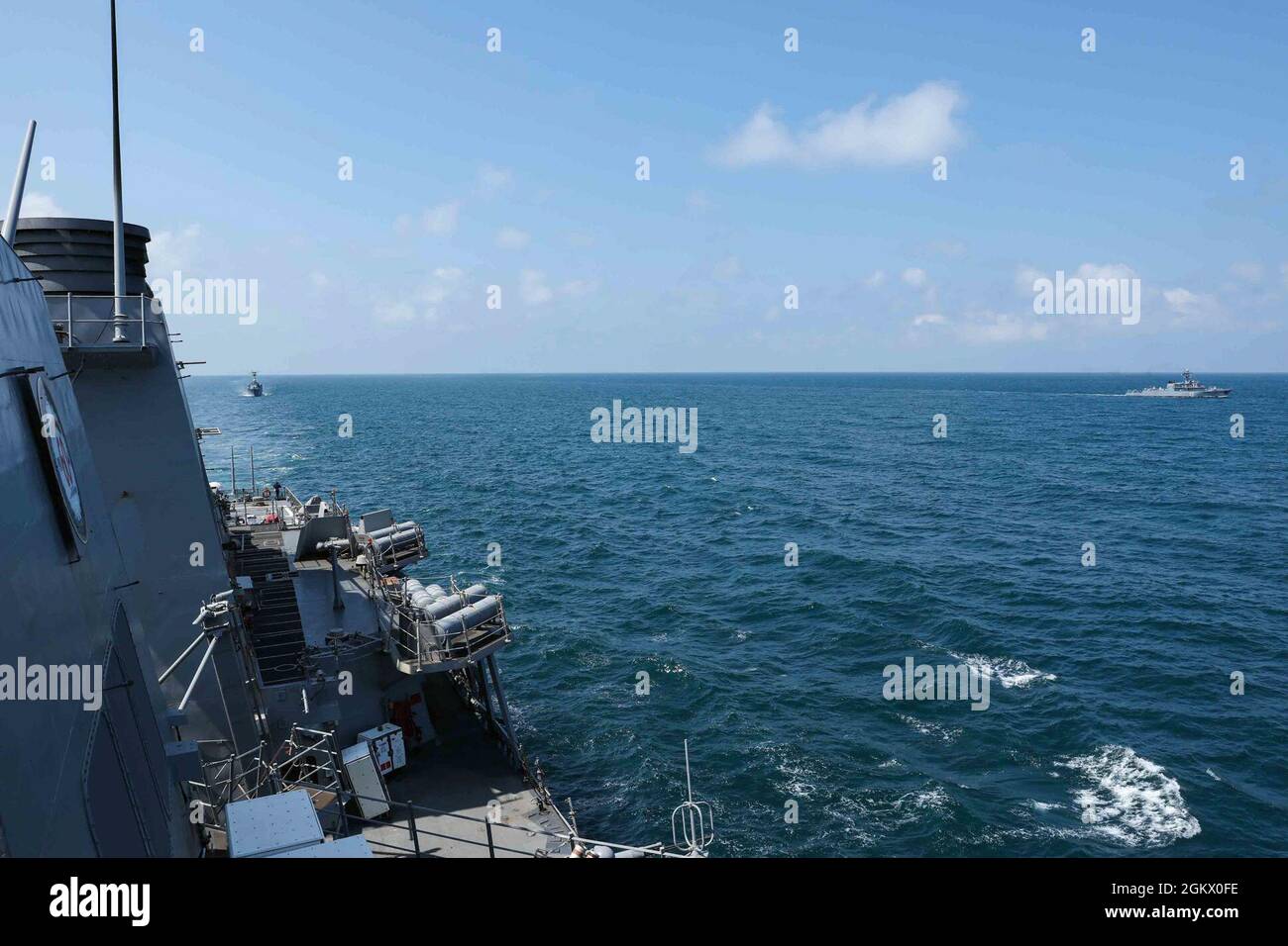 SCHWARZES MEER (14. Juli 2021) der Arleigh Burke-Klasse Lenkraketen-Zerstörer USS Ross (DDG 71) bewegt sich in Formation mit Schiffen, die an der von Bulgarien geführten Übung Breeze im Schwarzen Meer, 14. Juli 2021, teilnehmen. Ross, der im spanischen Rota stationiert ist, ist auf Patrouille im Einsatzgebiet der Sechsten Flotte der USA, um regionale Verbündete und Partner sowie nationale Sicherheitsinteressen der USA in Europa und Afrika zu unterstützen. Stockfoto