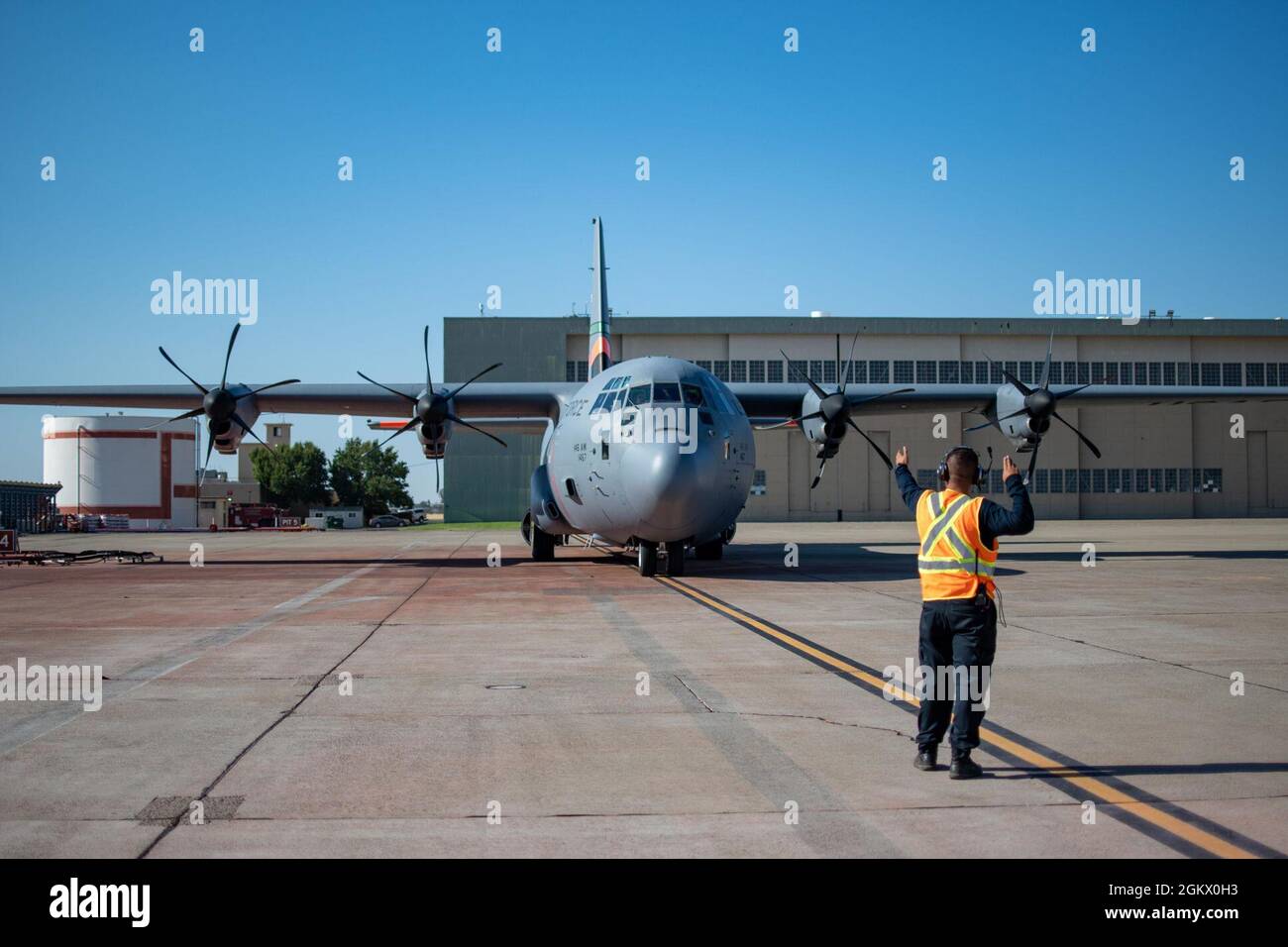 Ein CAL-FEUERWEHRMITARBEITER startet eine California Air National Guard C-130 von Channel Islands, Kalifornien, am 14. Juli 2021, von der CAL FIRE Air Tanker Base, McClellan Park, Kalifornien, aus. Das mit der Air Force C-130 MAFFS ausgestattete Flugzeug, wie vom National Interagency Fire Center angefordert und vom Verteidigungsminister genehmigt, Bieten einzigartige Löschmöglichkeiten. Stockfoto