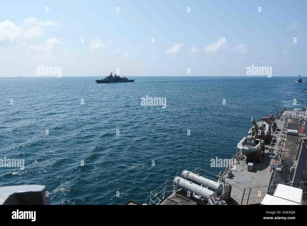 SCHWARZES MEER (14. Juli 2021) der Arleigh Burke-Klasse Lenkraketen-Zerstörer USS Ross (DDG 71) bewegt sich in Formation mit Schiffen, die an der von Bulgarien geführten Übung Breeze im Schwarzen Meer, 14. Juli 2021, teilnehmen. Ross, der im spanischen Rota stationiert ist, ist auf Patrouille im Einsatzgebiet der Sechsten Flotte der USA, um regionale Verbündete und Partner sowie nationale Sicherheitsinteressen der USA in Europa und Afrika zu unterstützen. Stockfoto