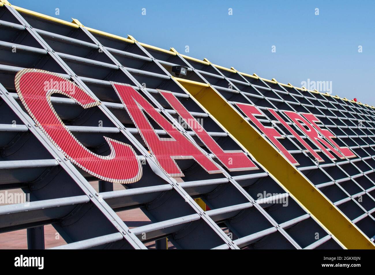 Der CAL-FEUERSCHUTZZAUN auf der CAL FIRE Air Tanker Base, McClellan Park, Kalifornien. Dieses Gerät, das entweder als Sprengzaun oder Strahlungsablenker bezeichnet wird, ist eine Sicherheitsvorrichtung, die den energiereichen Abgas von einem Düsentanker umleitet, um Schäden und Verletzungen zu vermeiden. Die Struktur muss stark genug sein, um Hitze und schnellen Luftströmen sowie Staub und Ablagerungen, die von der turbulenten Luft getragen werden, standzuhalten. Air National Guard C-130s und zivile Lufttanker sind hier auf der CAL FIRE Air Tanker Base, McClellan Park, Kalifornien, beheimatet. First Air Force (Air Forces Northern), das Air Component Command des U.S. Northern Command, ist das Verteidigungsministerium Stockfoto