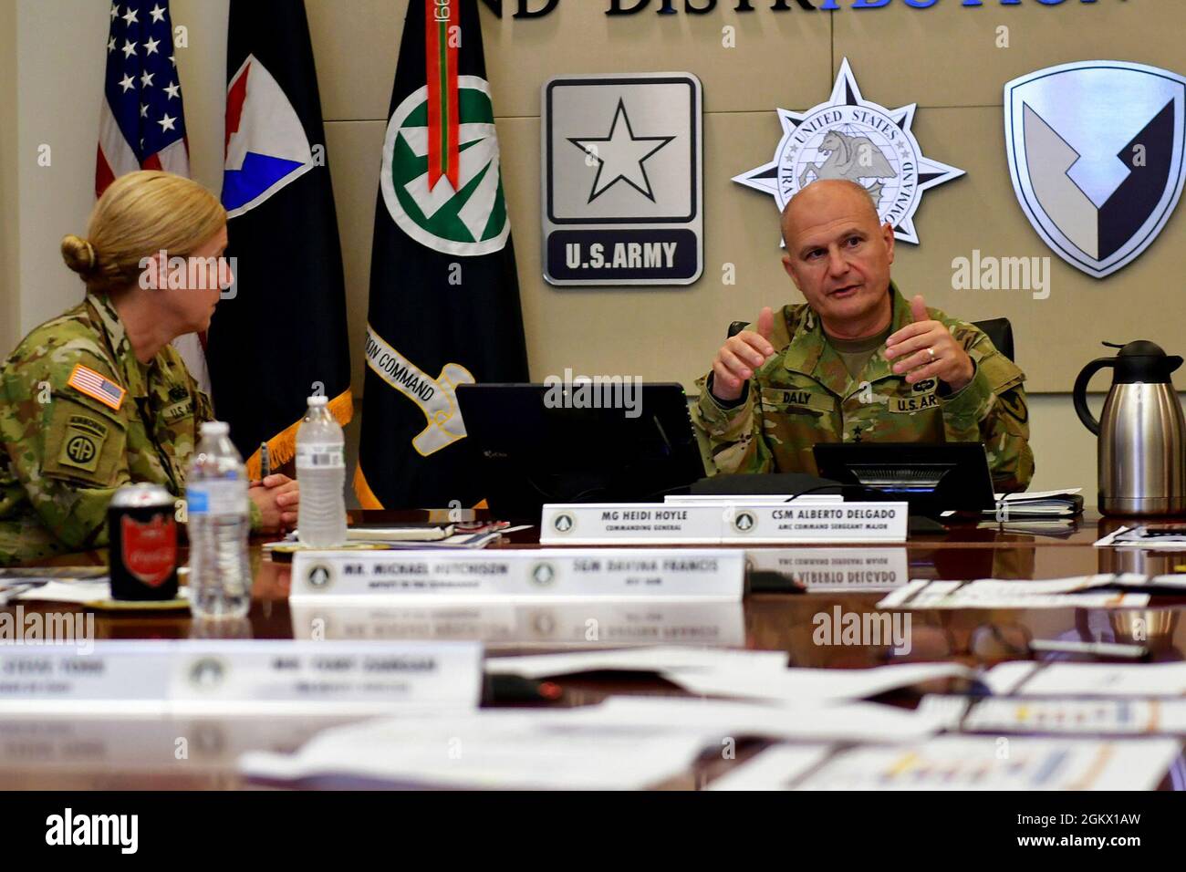 Ed Daly, General der US-Armee, Kommandeur des U.S. Army Maternel Command, und der AMC Senior-Anführer, Command Sgt. Maj. Alberto Delgado, am 14. Juli 2021 wegen eines Auftrags mit leitenden Führern und Direktoren des Militärkommandos zum Einsatz und zur Verteilung der Oberfläche angehalten. Stockfoto